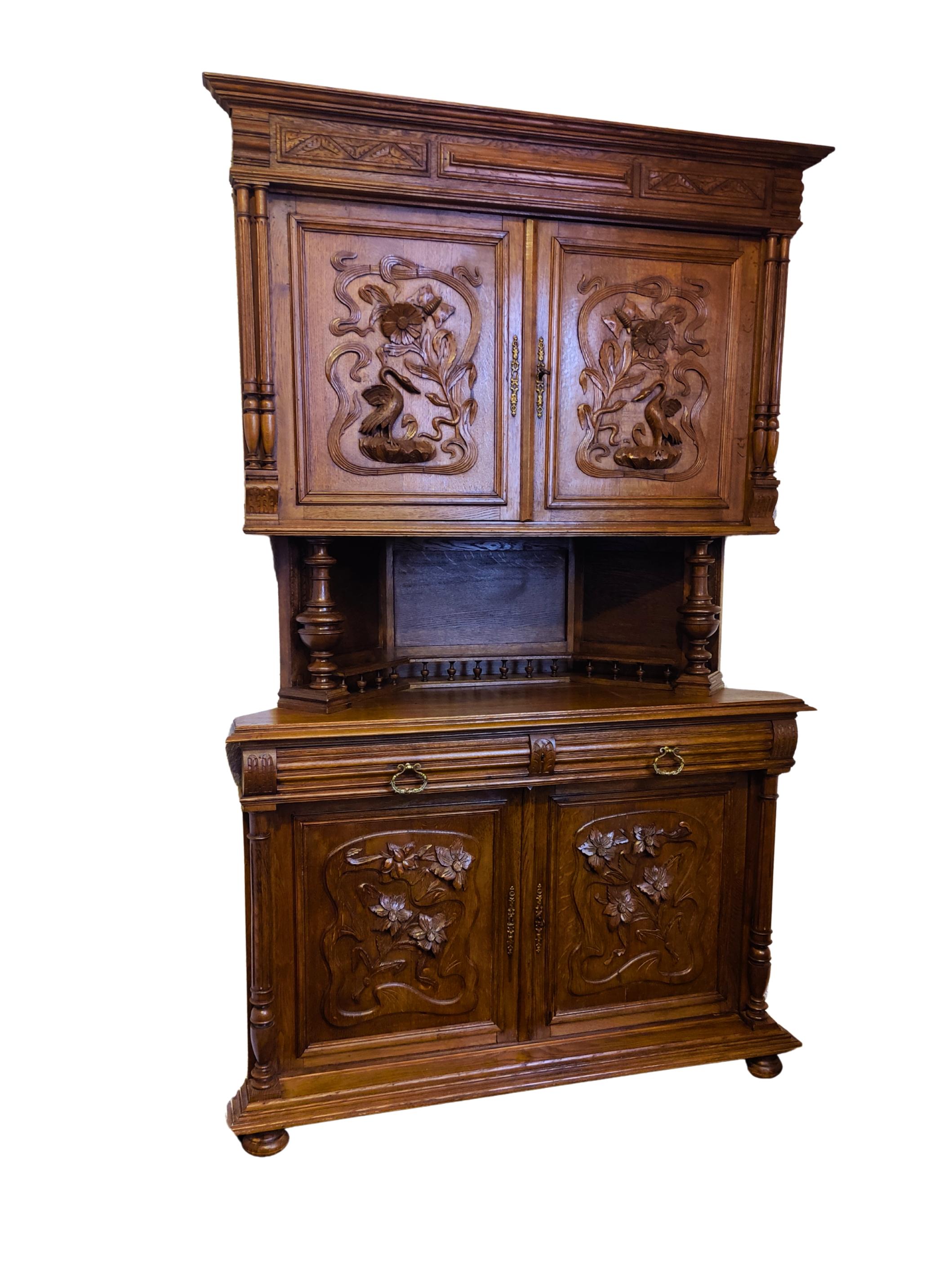 Buffet angolare in Oak francese in stile Henri II con pannelli intagliati in vendita 3