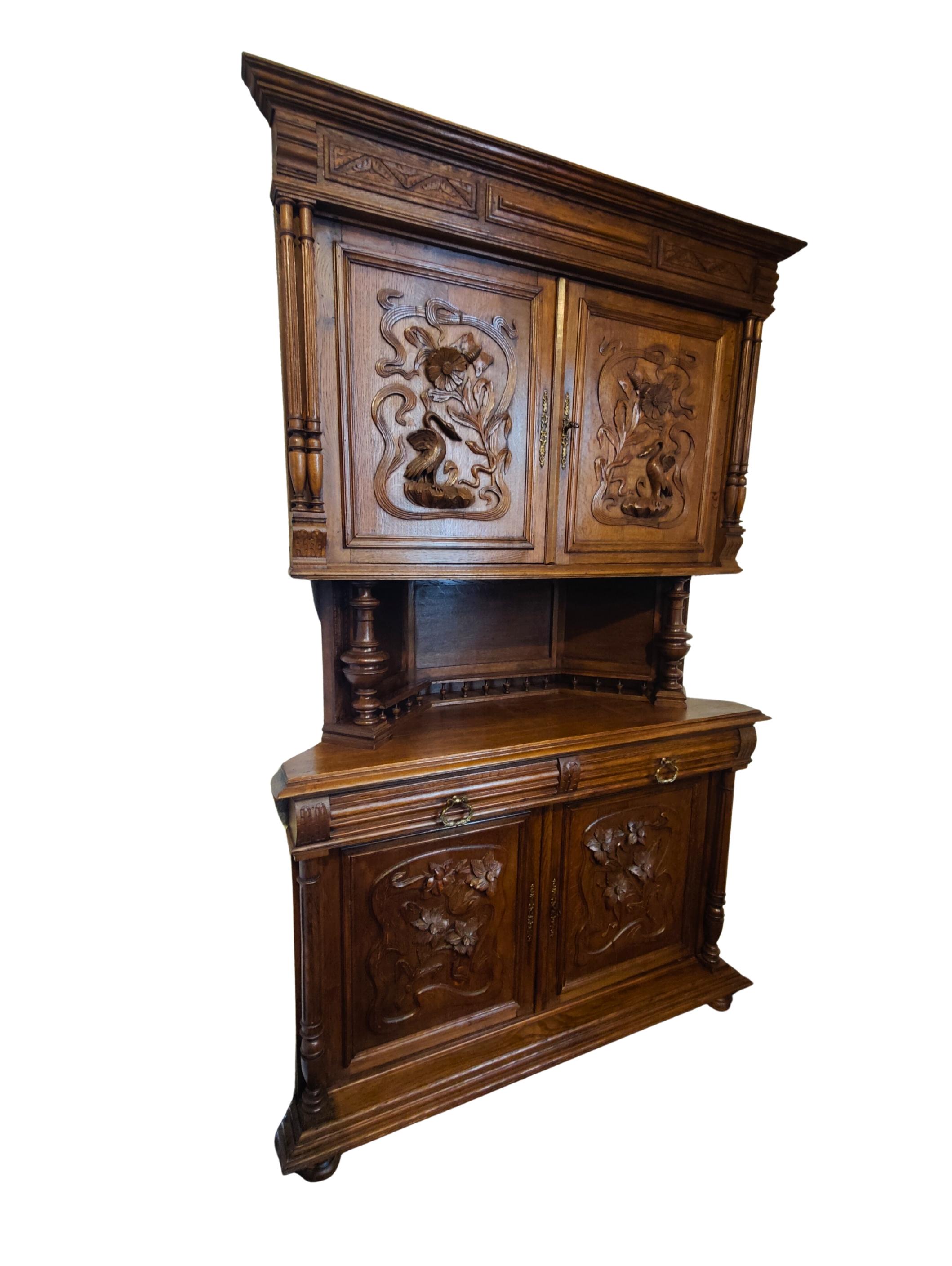 Questo buffet angolare francese in stile Henri II, realizzato intorno al 1880, è realizzato in rovere massiccio e rappresenta una variante insolita della forma tradizionale del buffet. I buffet ad angolo di questo periodo sono particolarmente rari e