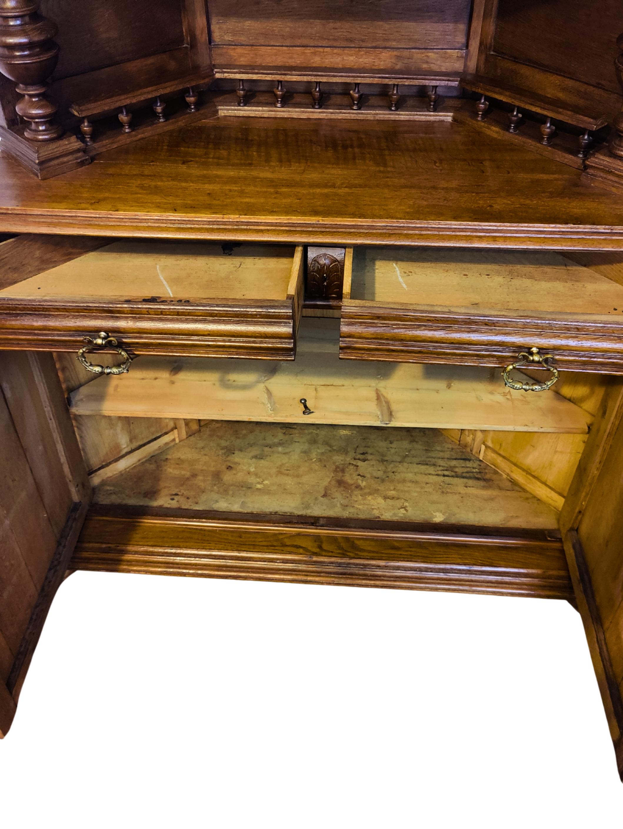 Altro Buffet angolare in Oak francese in stile Henri II con pannelli intagliati in vendita