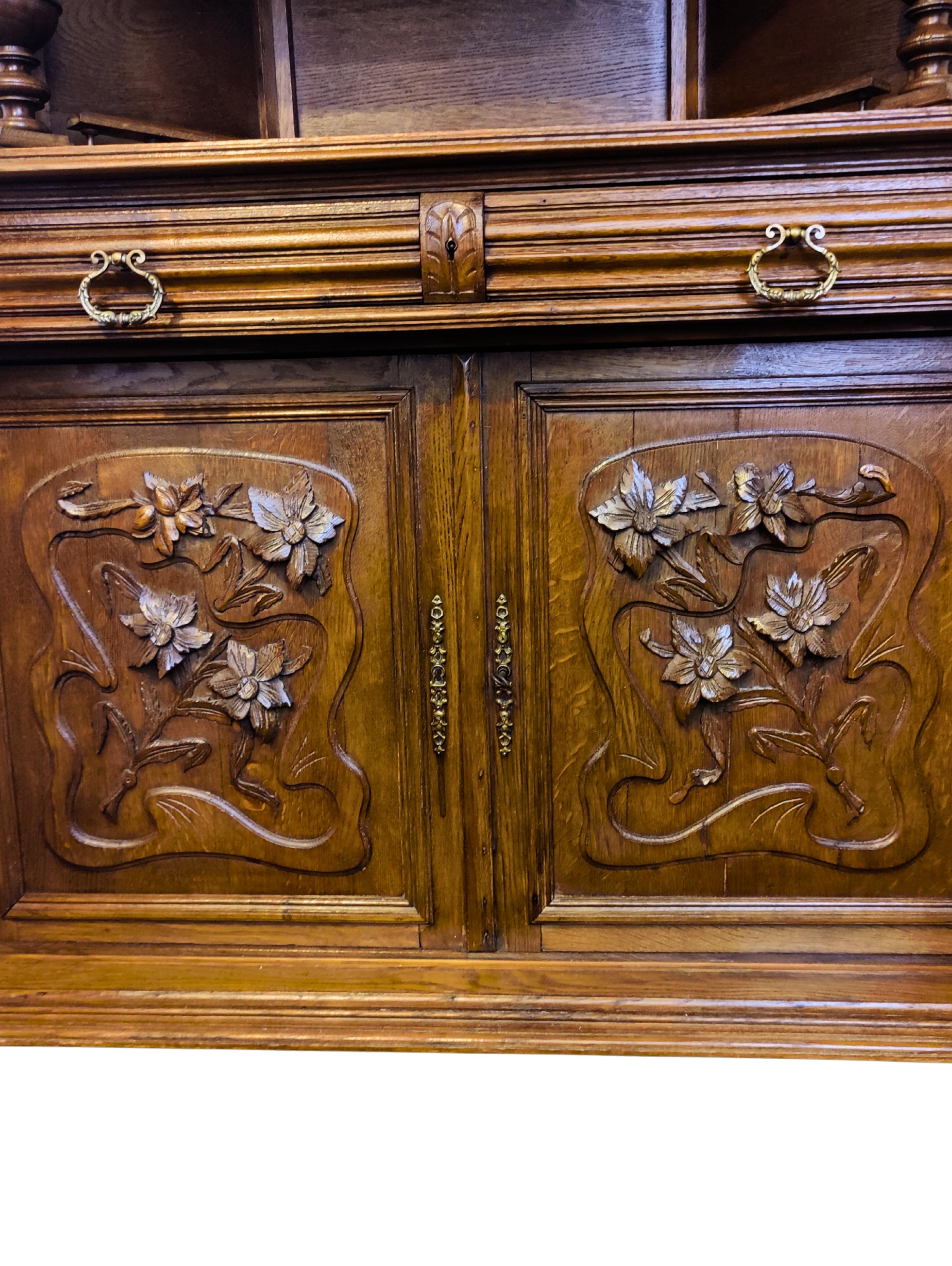 Francese Buffet angolare in Oak francese in stile Henri II con pannelli intagliati in vendita