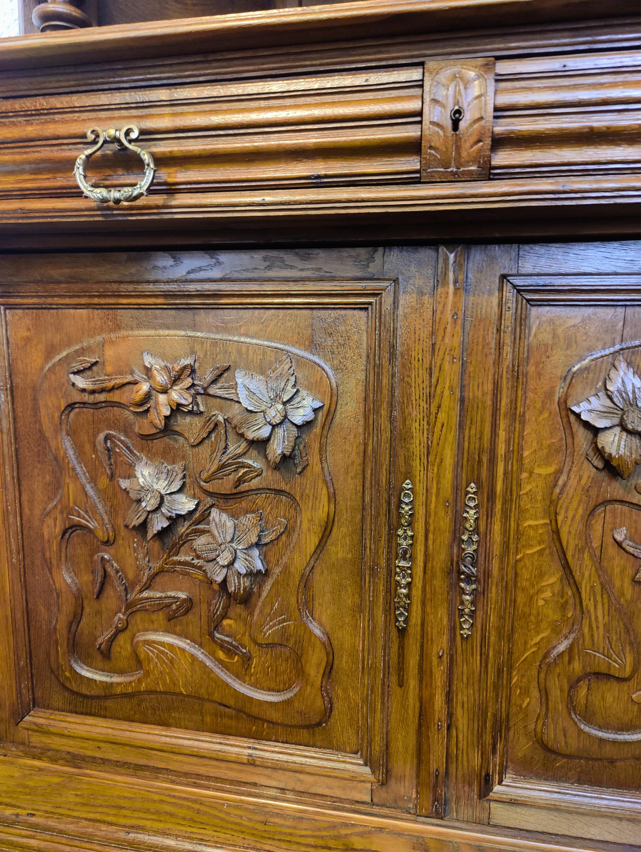 Buffet angolare in Oak francese in stile Henri II con pannelli intagliati In condizioni buone in vendita a Darmstadt, DE