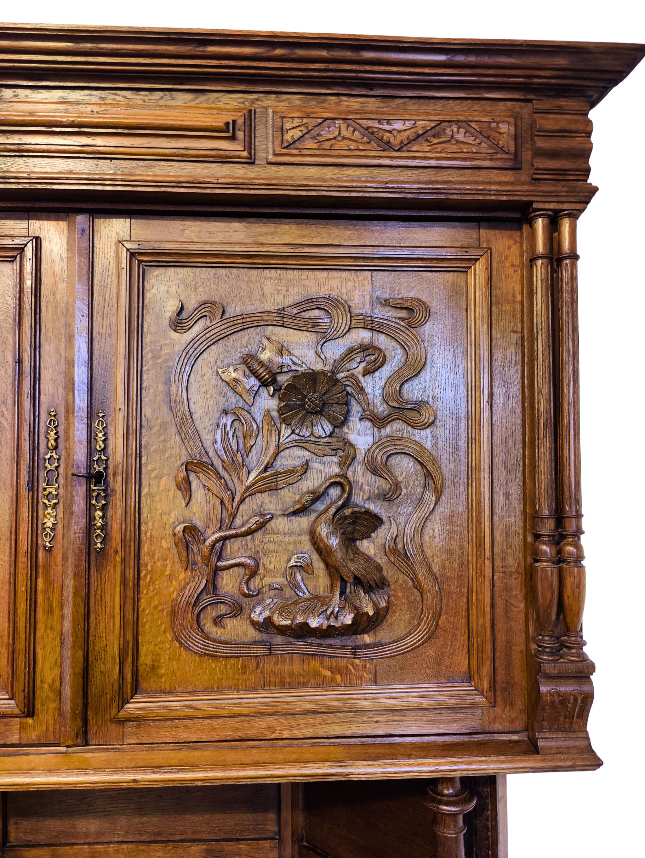 Quercia Buffet angolare in Oak francese in stile Henri II con pannelli intagliati in vendita