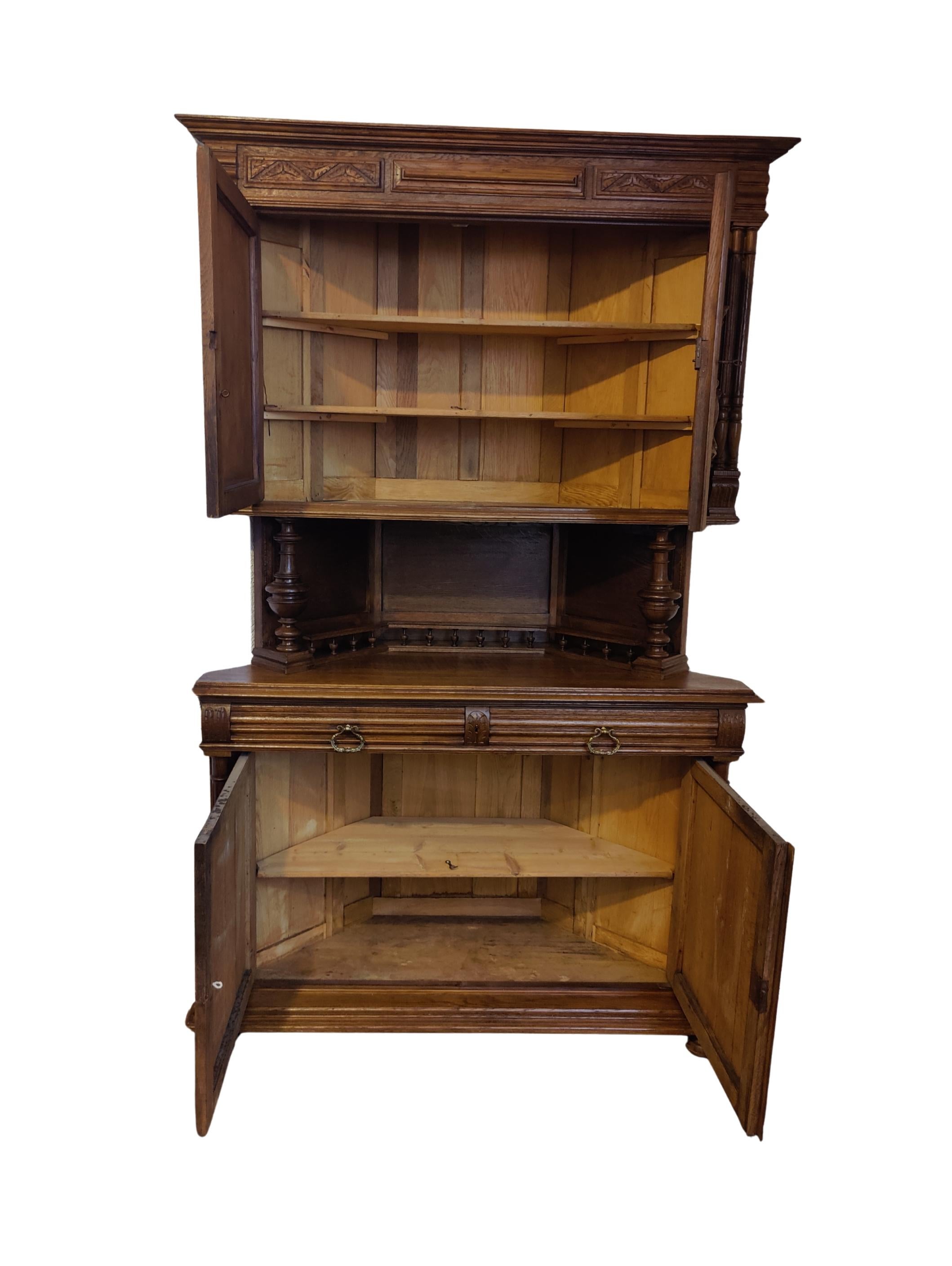 Buffet angolare in Oak francese in stile Henri II con pannelli intagliati in vendita 1