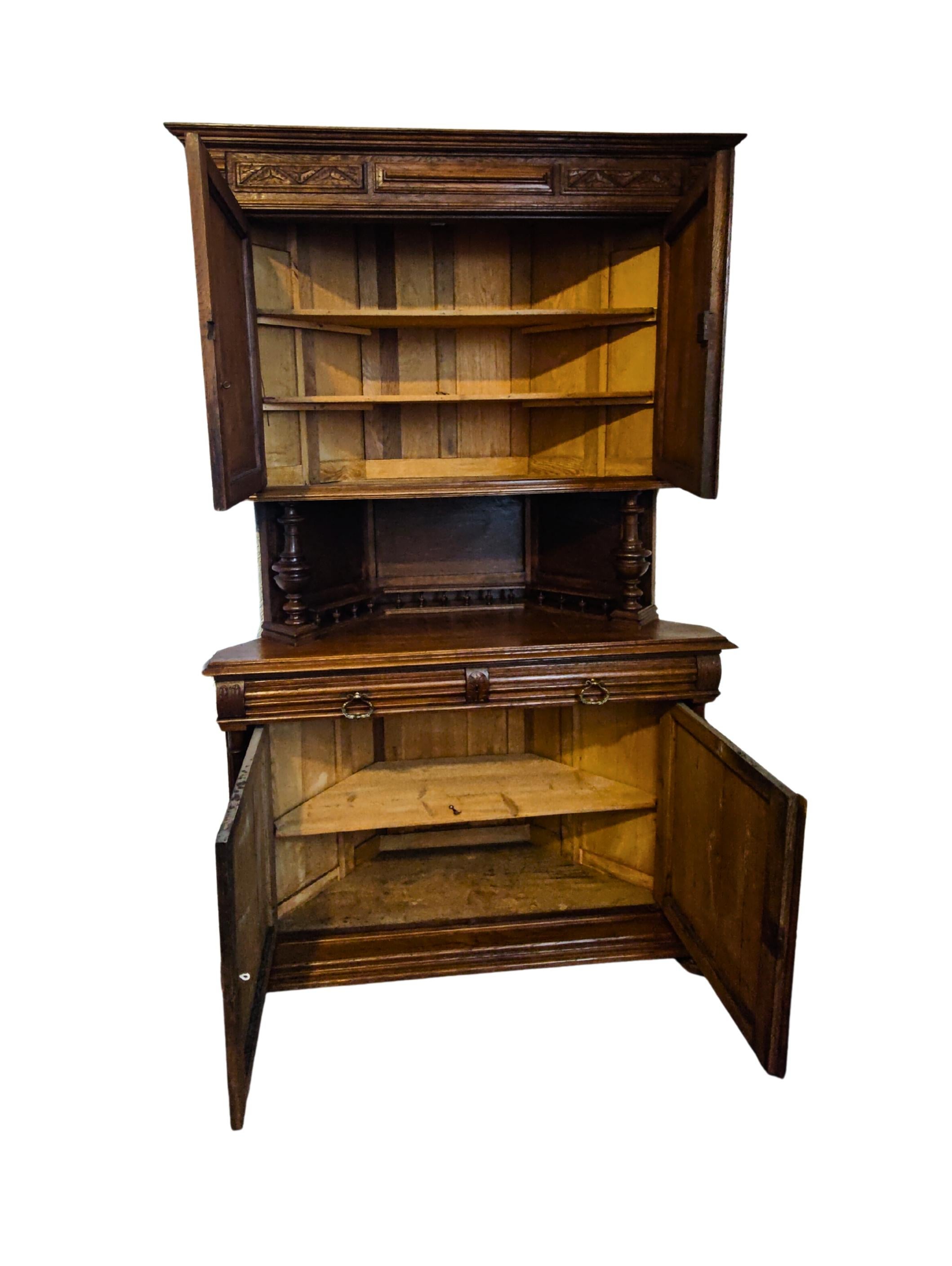 Buffet angolare in Oak francese in stile Henri II con pannelli intagliati in vendita 2