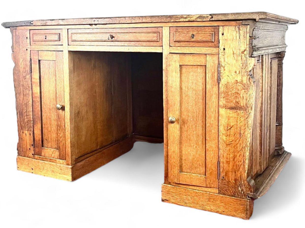 French Henri IV / Renaissance Chest Desk in carved wood 17th - France For Sale 5