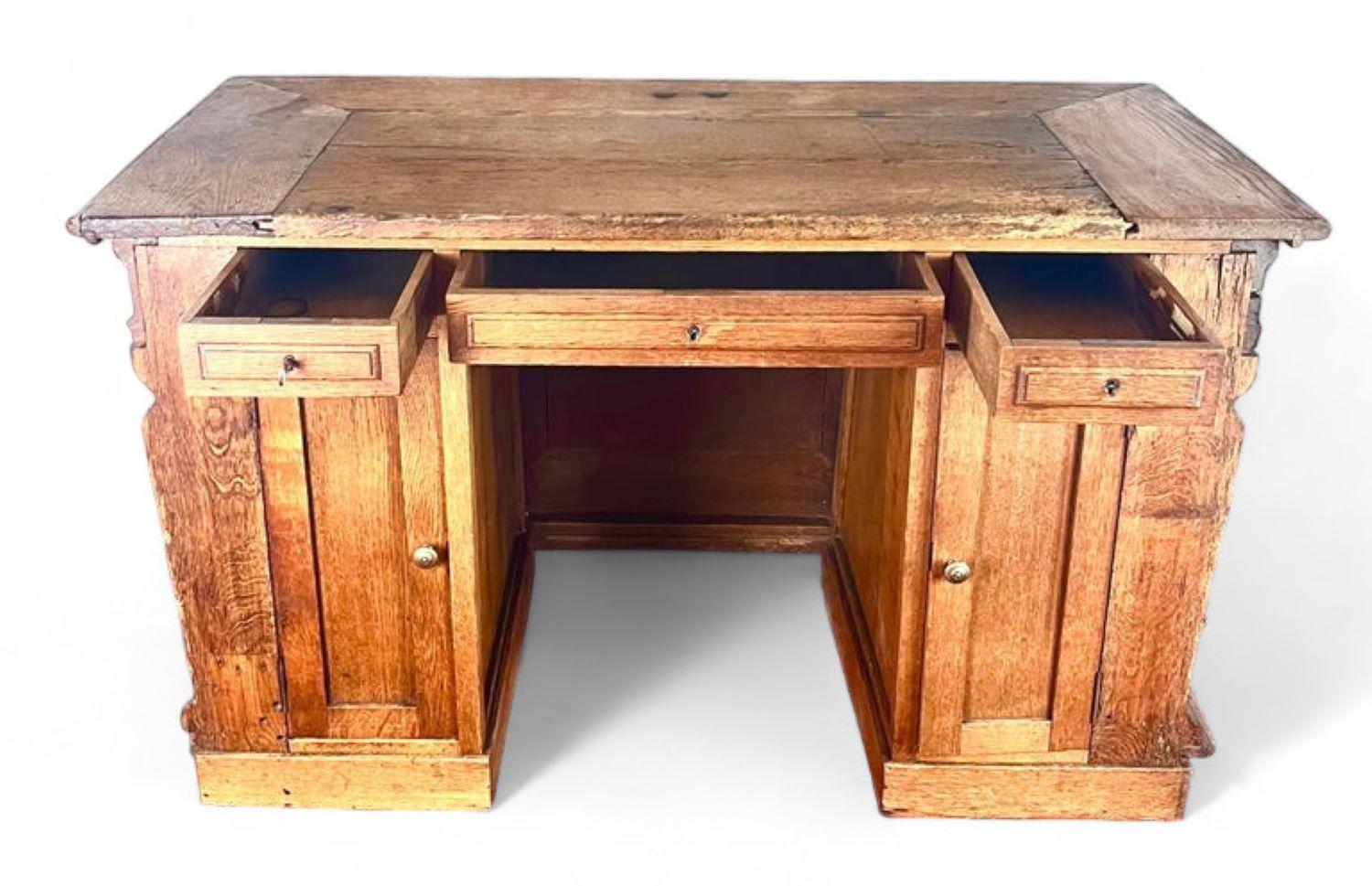 French Henri IV / Renaissance Chest Desk in carved wood 17th - France For Sale 6