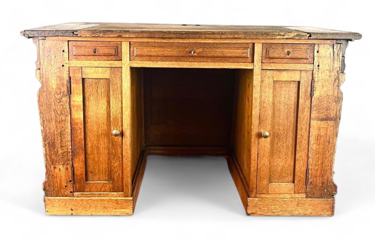 Very beautiful Rrenaissance / Henry IV chest from the 17th century, transformed into a desk in the 19th century.
Magnificent details are hand carved. The wood has a superb patina.
Four Corinthian columns beautifully adorn the facade.
This desk is