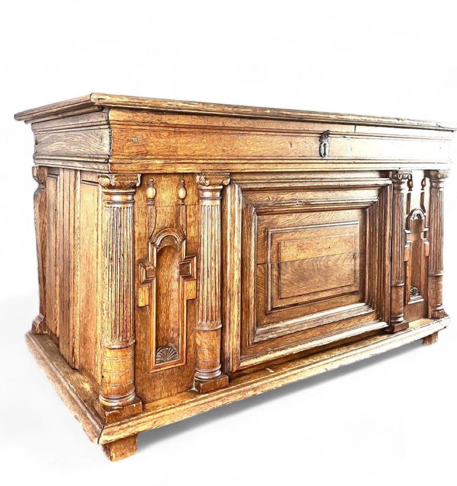 French Henri IV / Renaissance Chest Desk in carved wood 17th - France In Good Condition For Sale In Beuzevillette, FR