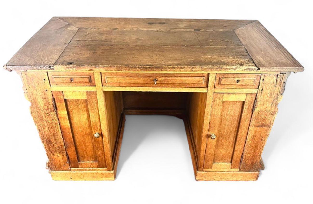 French Henri IV / Renaissance Chest Desk in carved wood 17th - France For Sale 1