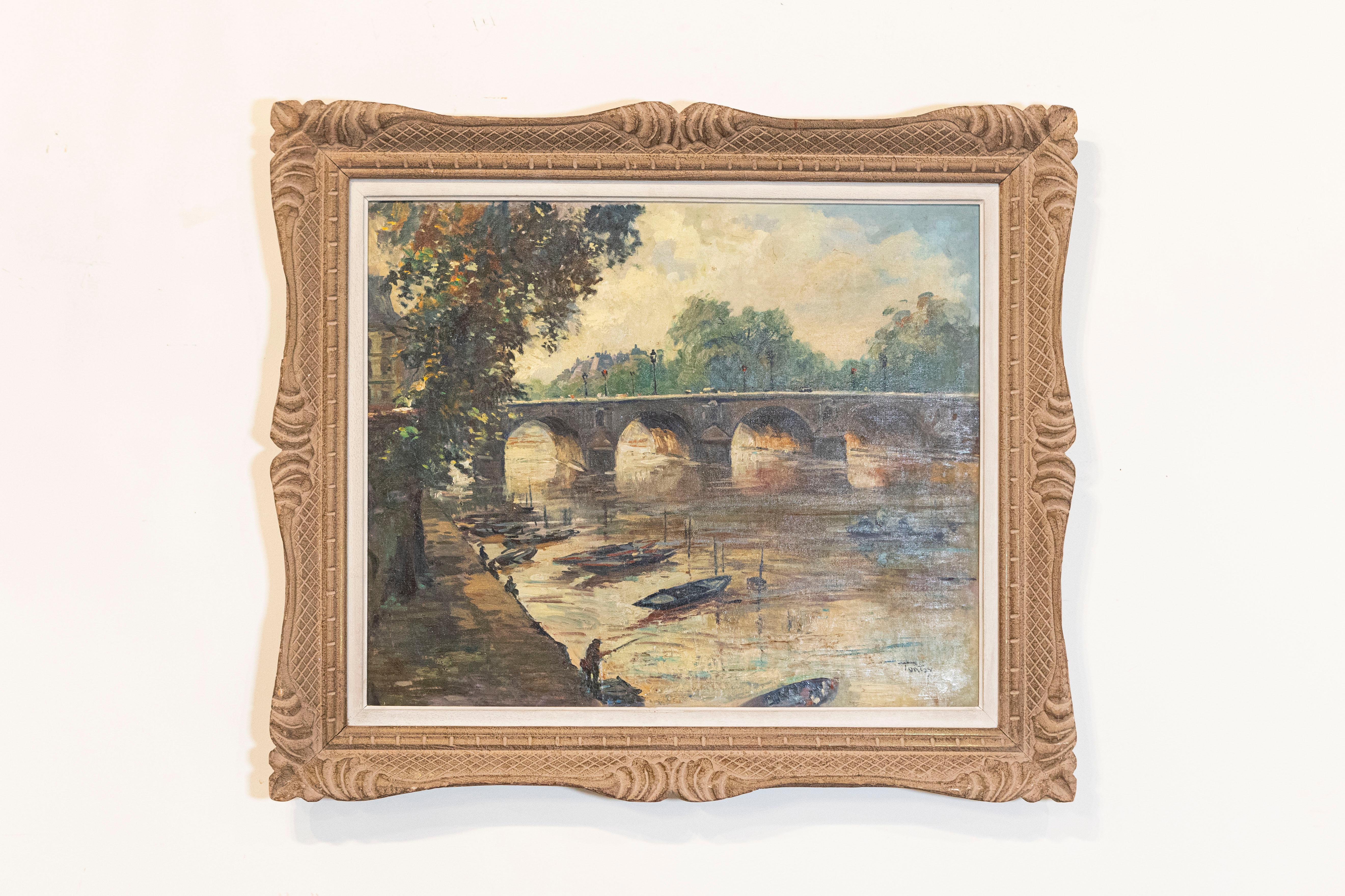 Dipinto francese a olio su tela di Henri-Jean Pontoy raffigurante una scena parigina con il Pont Neuf sulla Senna e pescatori e barche in primo piano in una cornice di legno intagliato, firmato in basso a destra. Questo dipinto a olio su tela