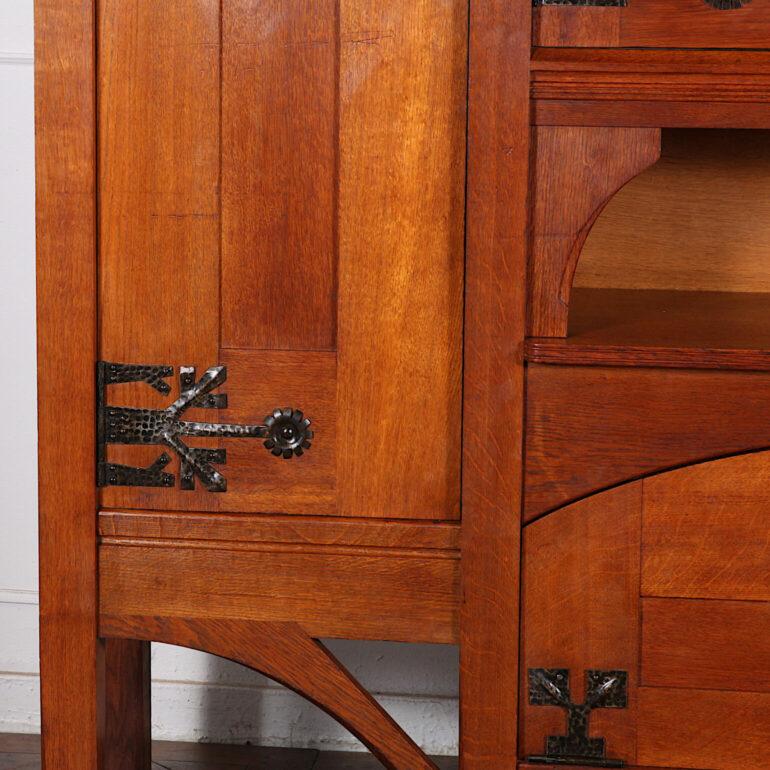 French Henri Rapin Arts and Crafts Bookcase in Oak In Good Condition For Sale In Vancouver, British Columbia
