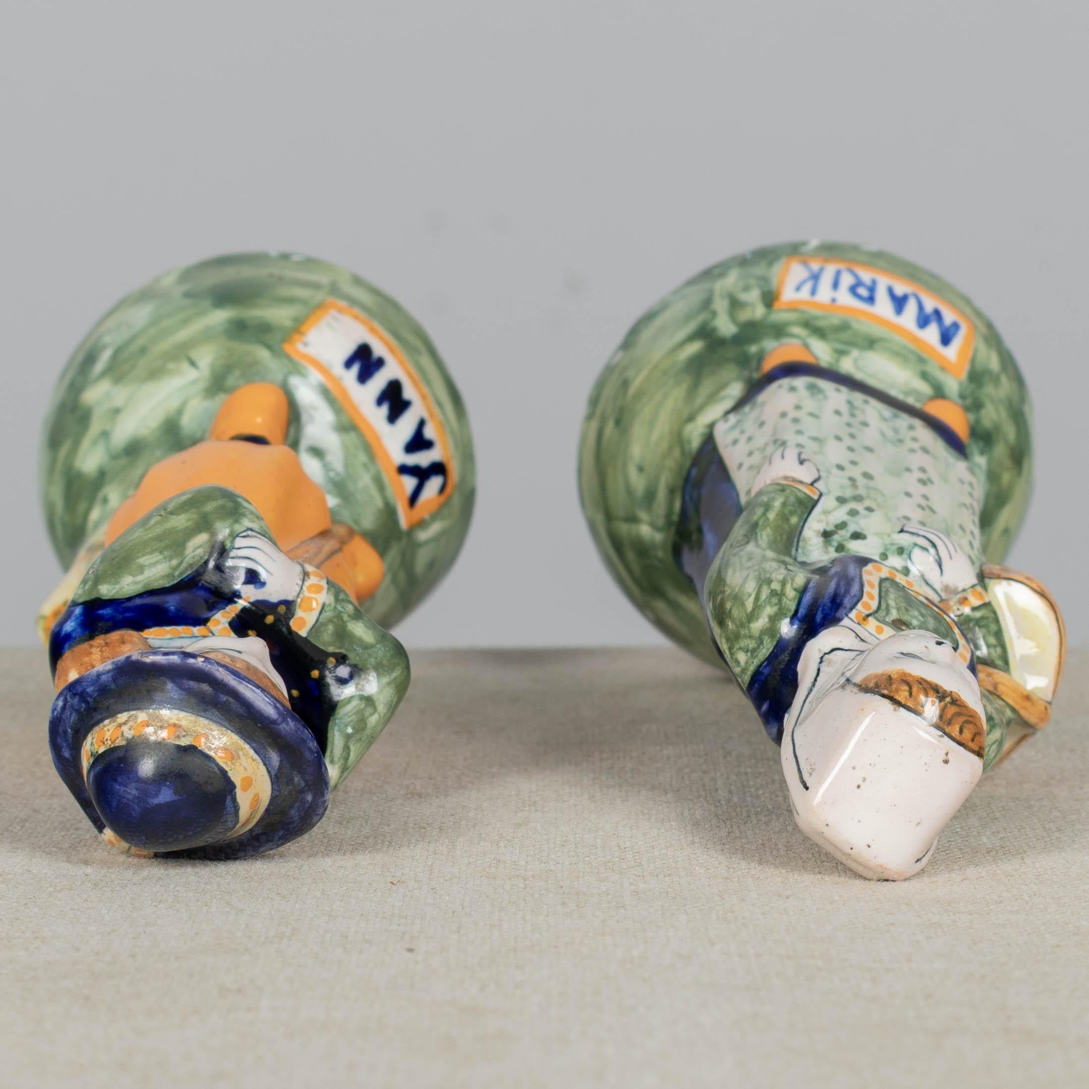 Pareja de figuritas francesas de loza Henriot Quimper en venta 3