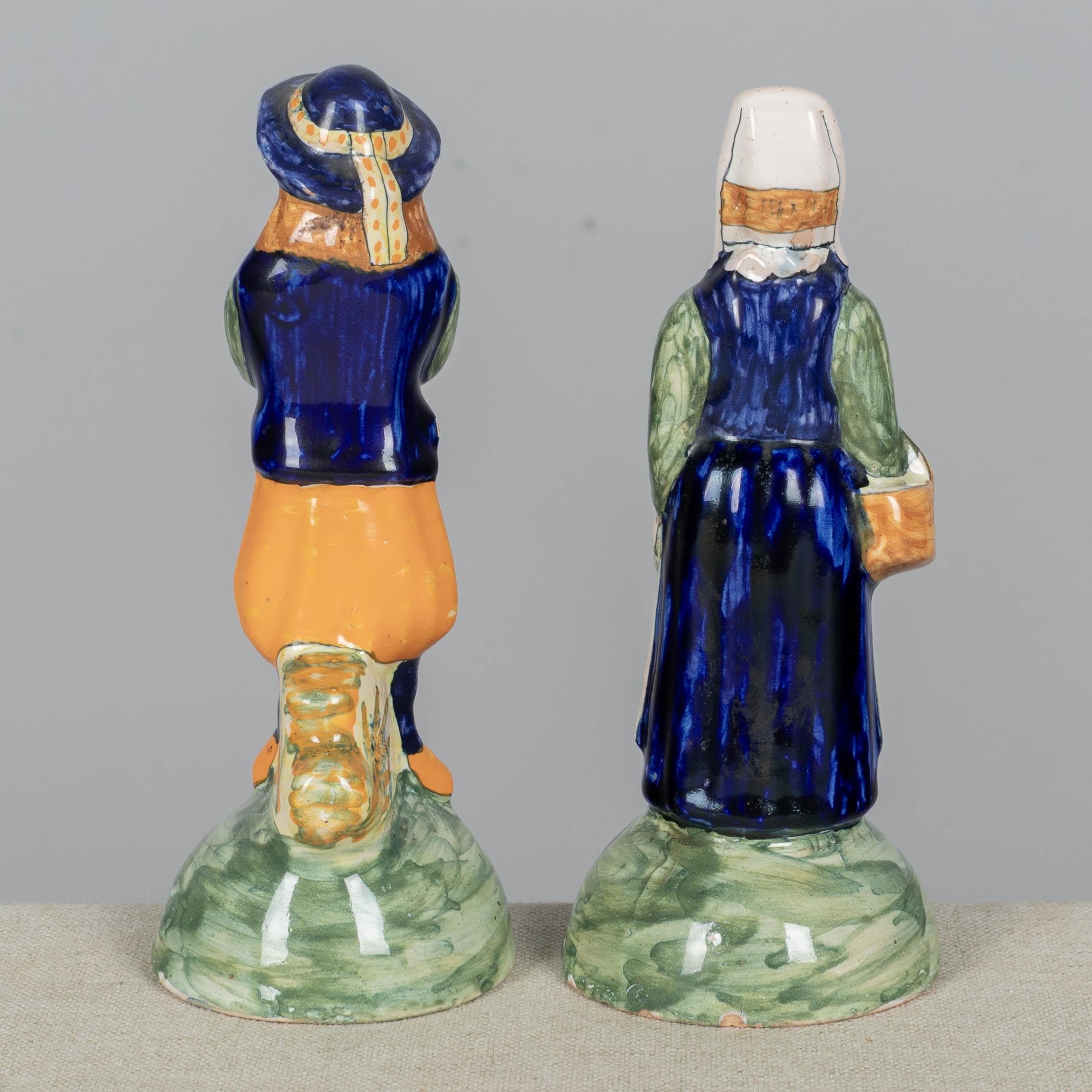 Pareja de figuritas francesas de loza Henriot Quimper Primitivo en venta