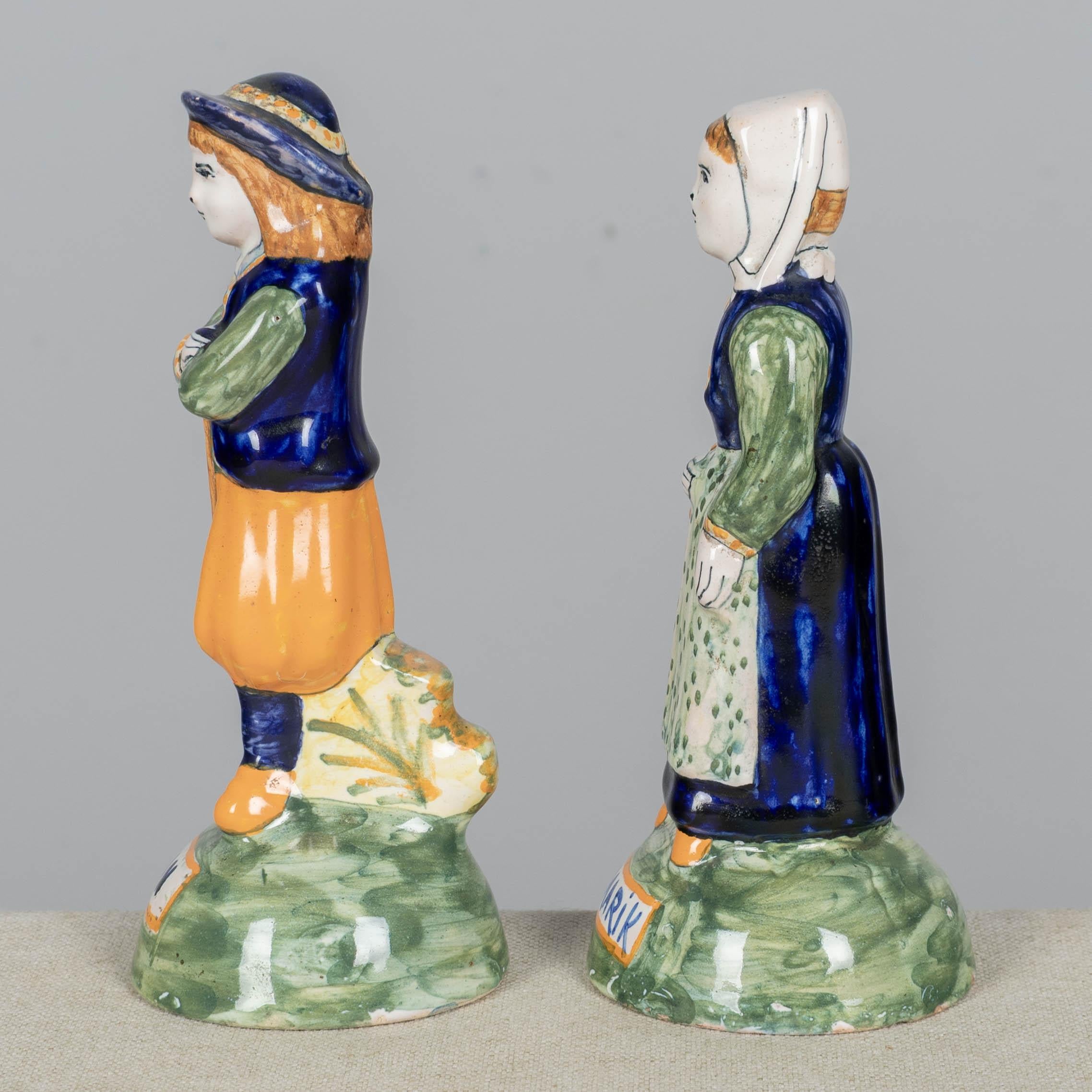 Pareja de figuritas francesas de loza Henriot Quimper Francés en venta