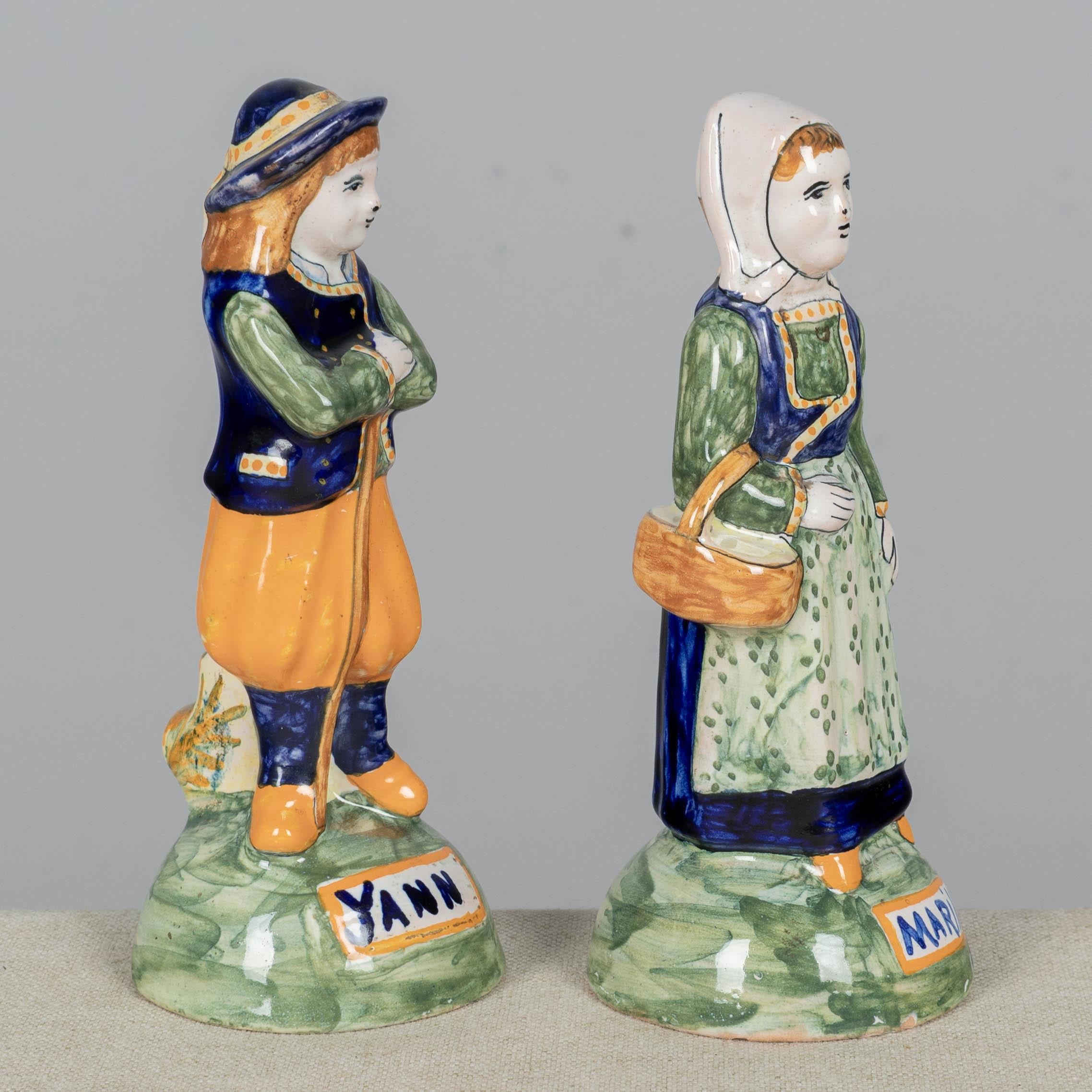 Pareja de figuritas francesas de loza Henriot Quimper en Bueno estado para la venta en Winter Park, FL