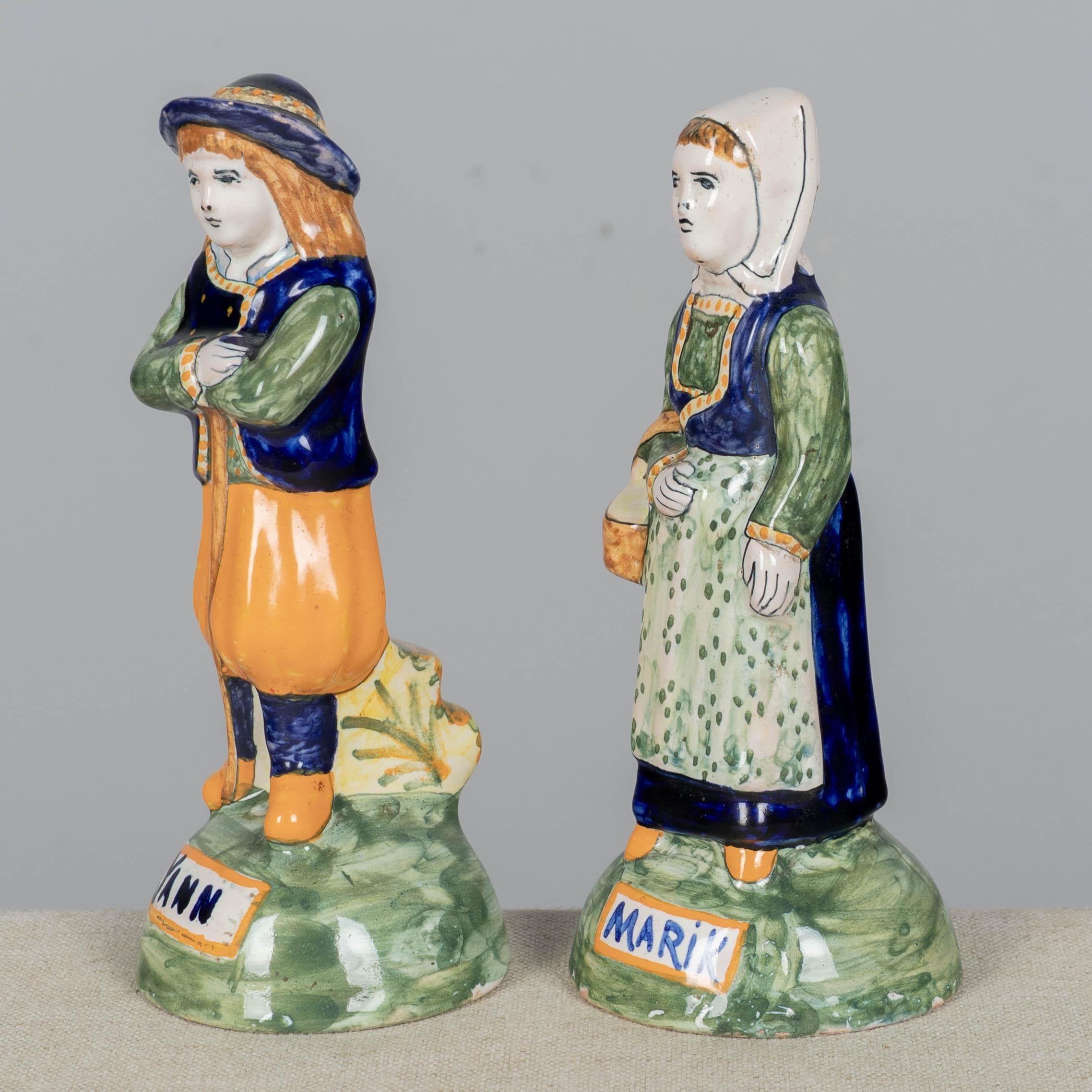Pareja de figuritas francesas de loza Henriot Quimper siglo XX en venta
