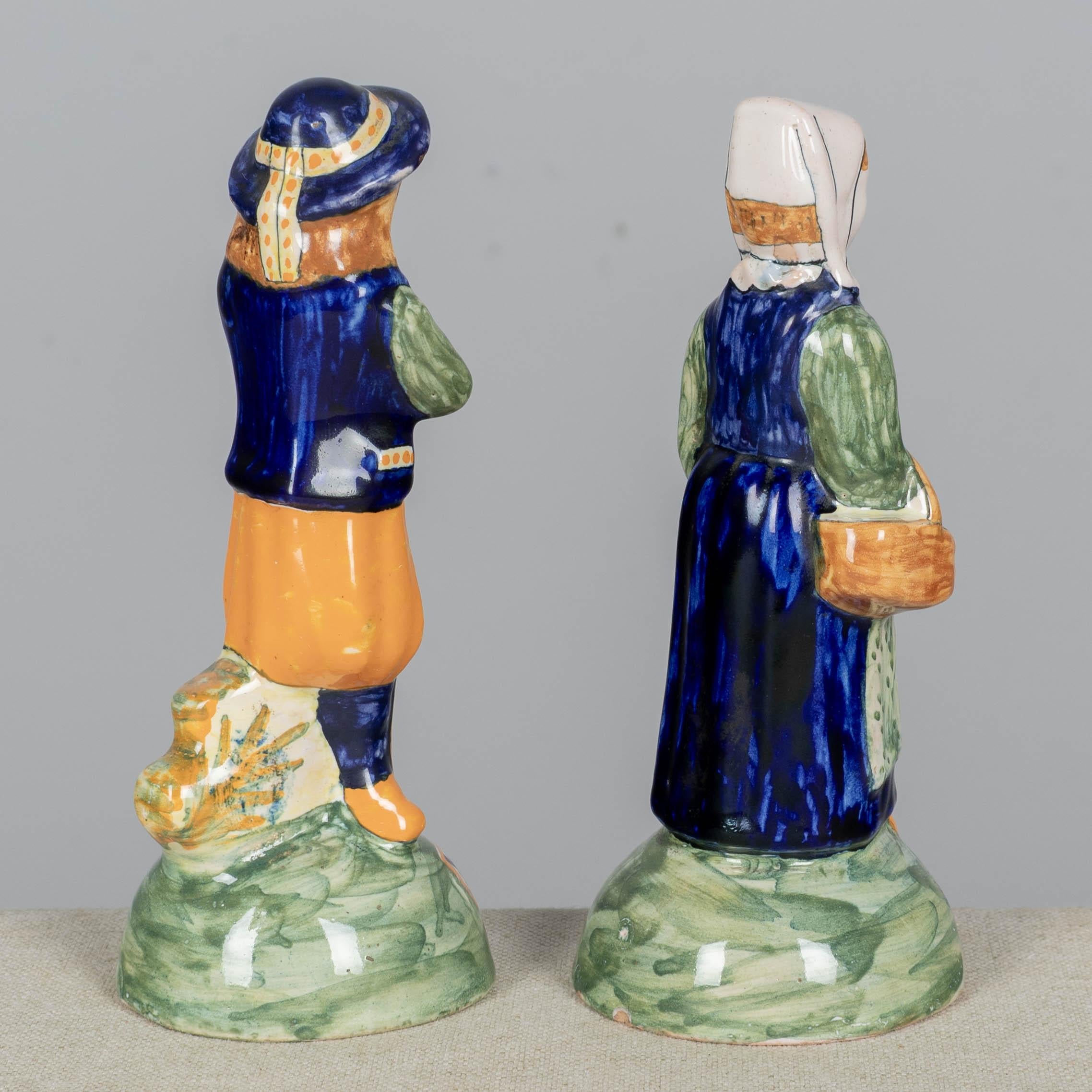 Pareja de figuritas francesas de loza Henriot Quimper Fayenza en venta