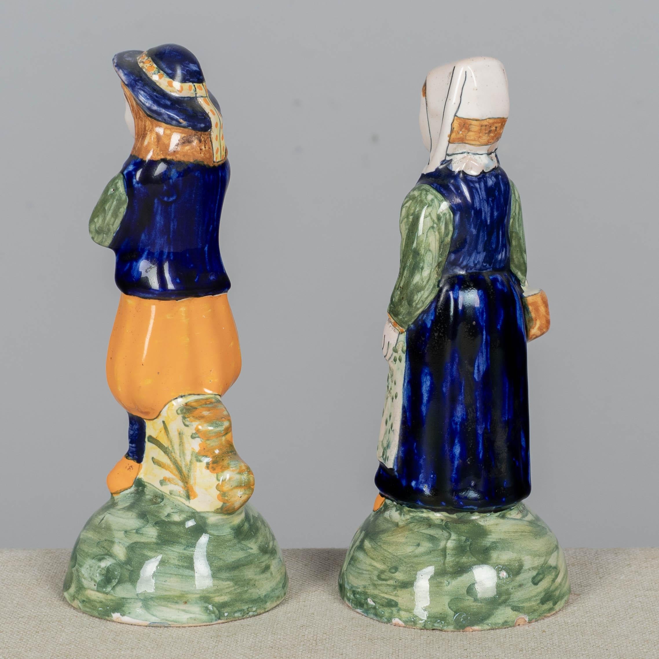 Pareja de figuritas francesas de loza Henriot Quimper en venta 1