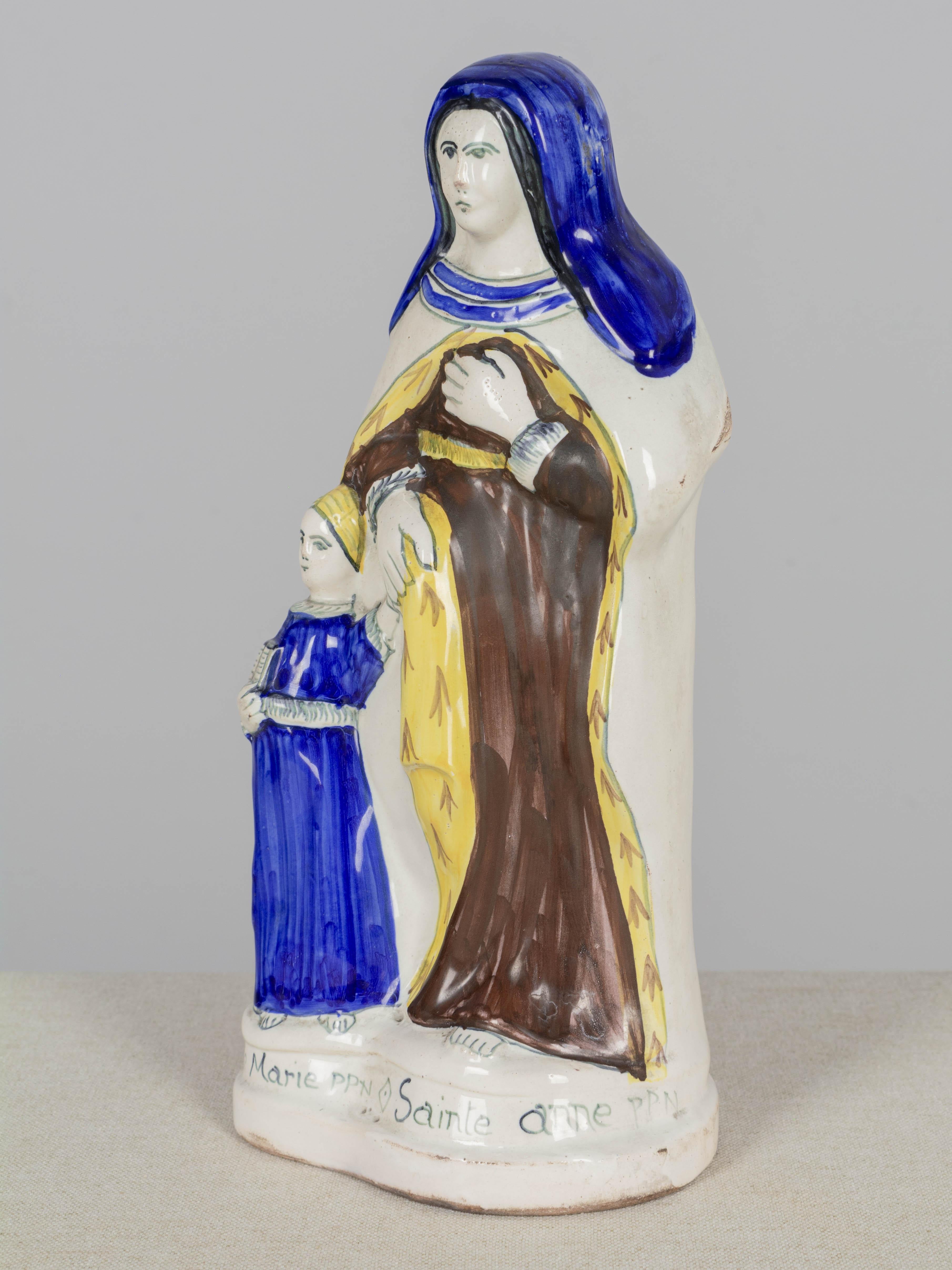 Estatua francesa de loza Henriot Quimper de la Virgen María y Santa Ana Francés en venta