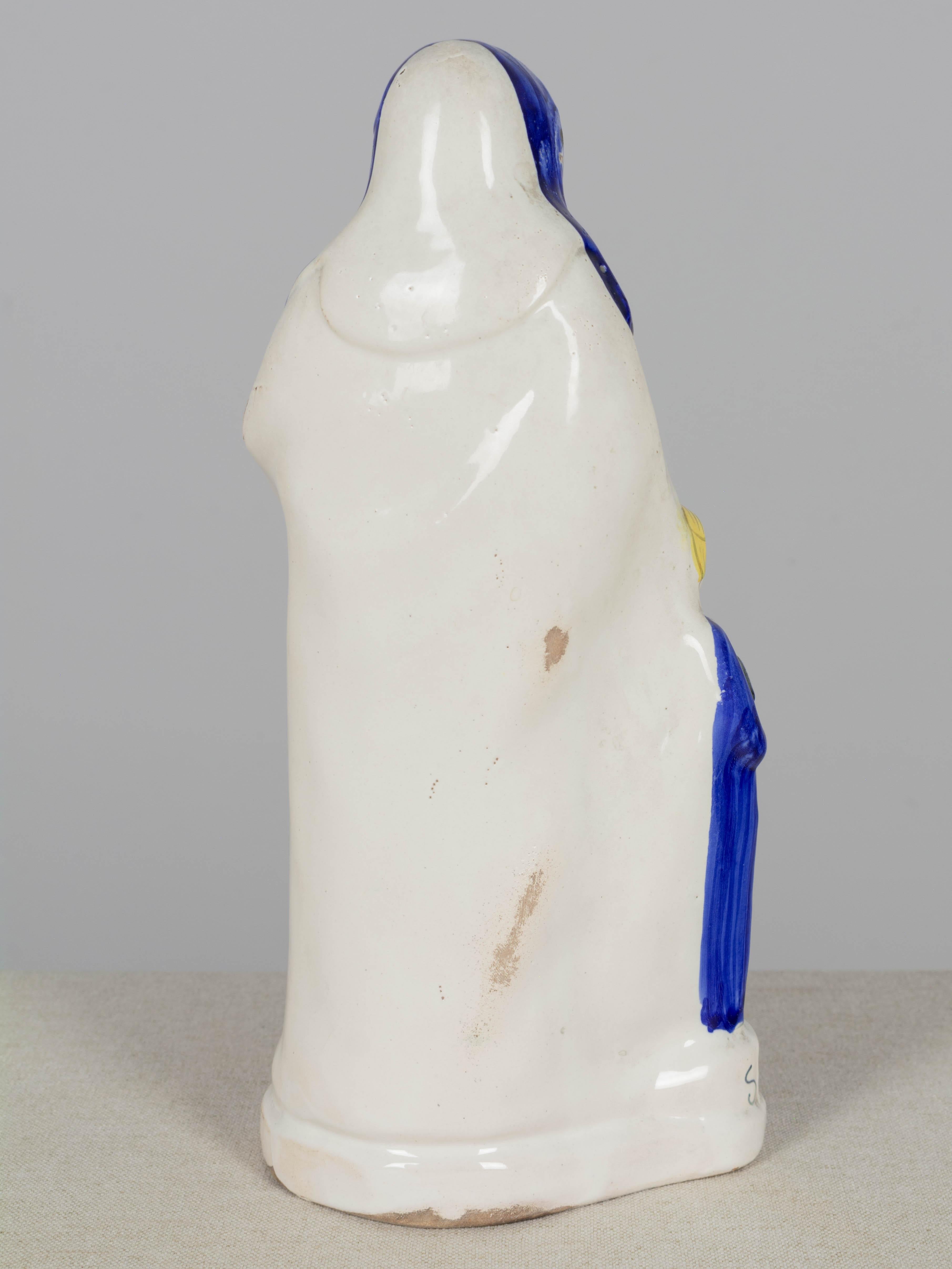 Estatua francesa de loza Henriot Quimper de la Virgen María y Santa Ana Pintado a mano en venta
