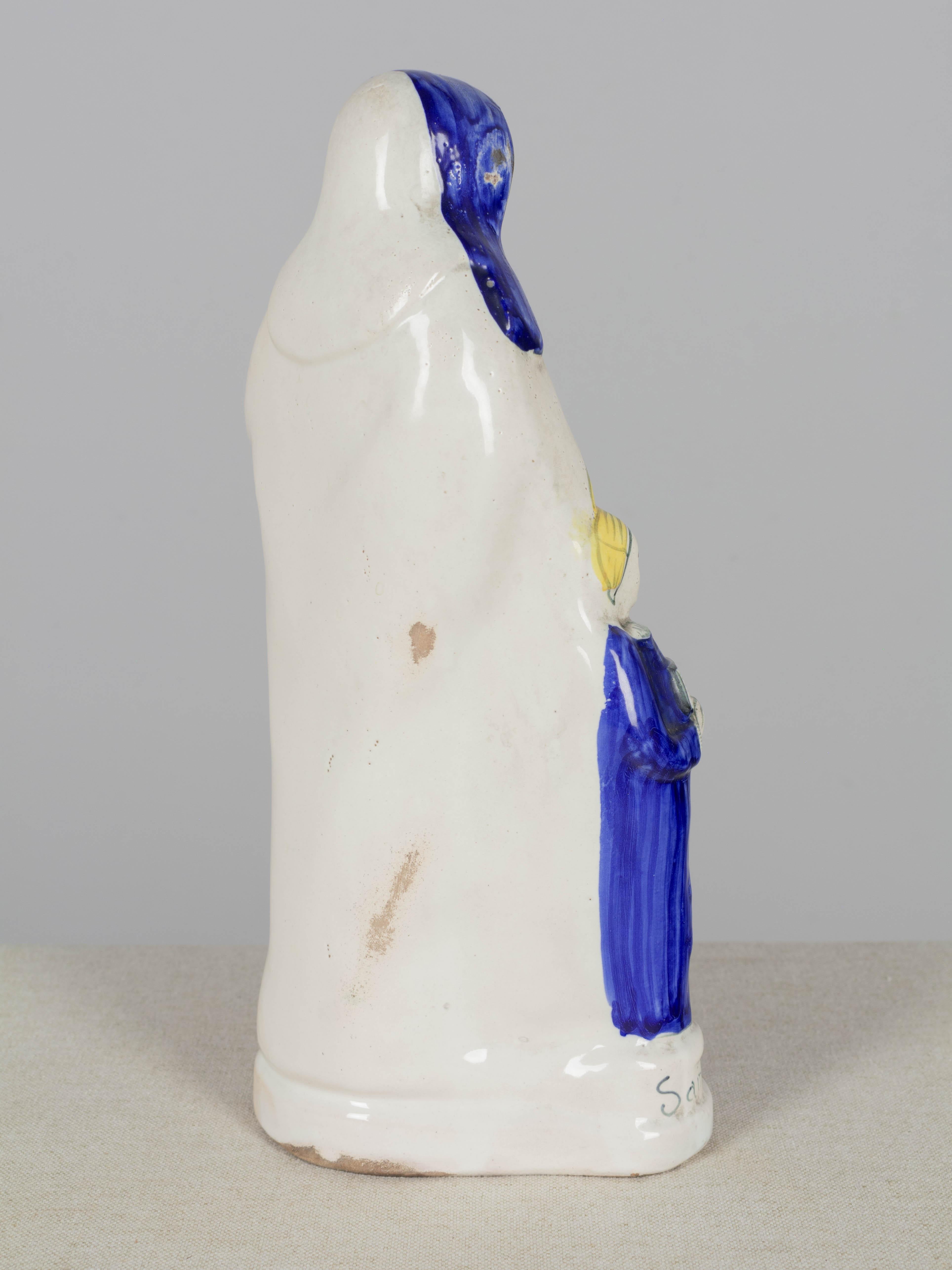 Estatua francesa de loza Henriot Quimper de la Virgen María y Santa Ana siglo XX en venta