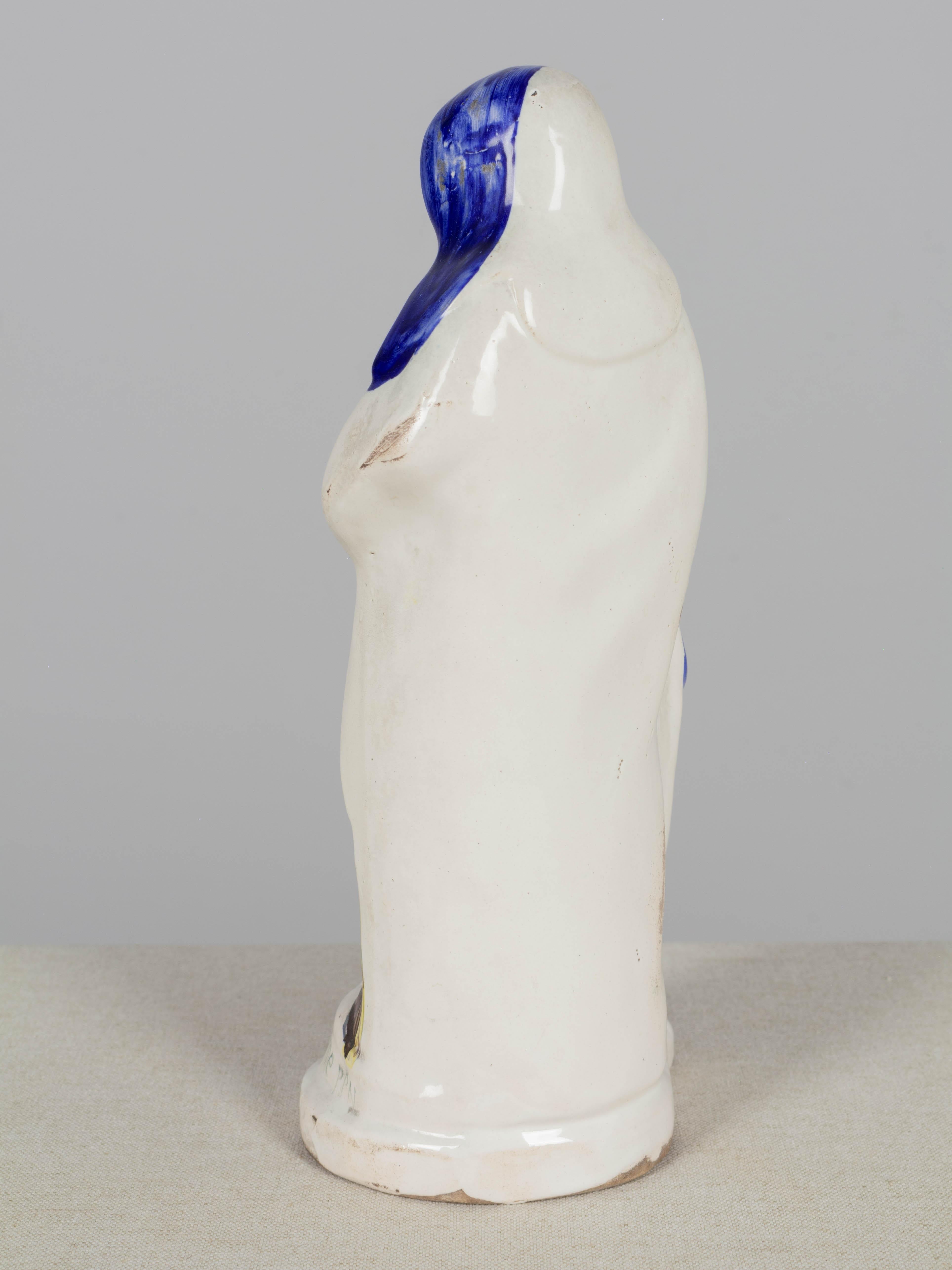 Estatua francesa de loza Henriot Quimper de la Virgen María y Santa Ana Fayenza en venta