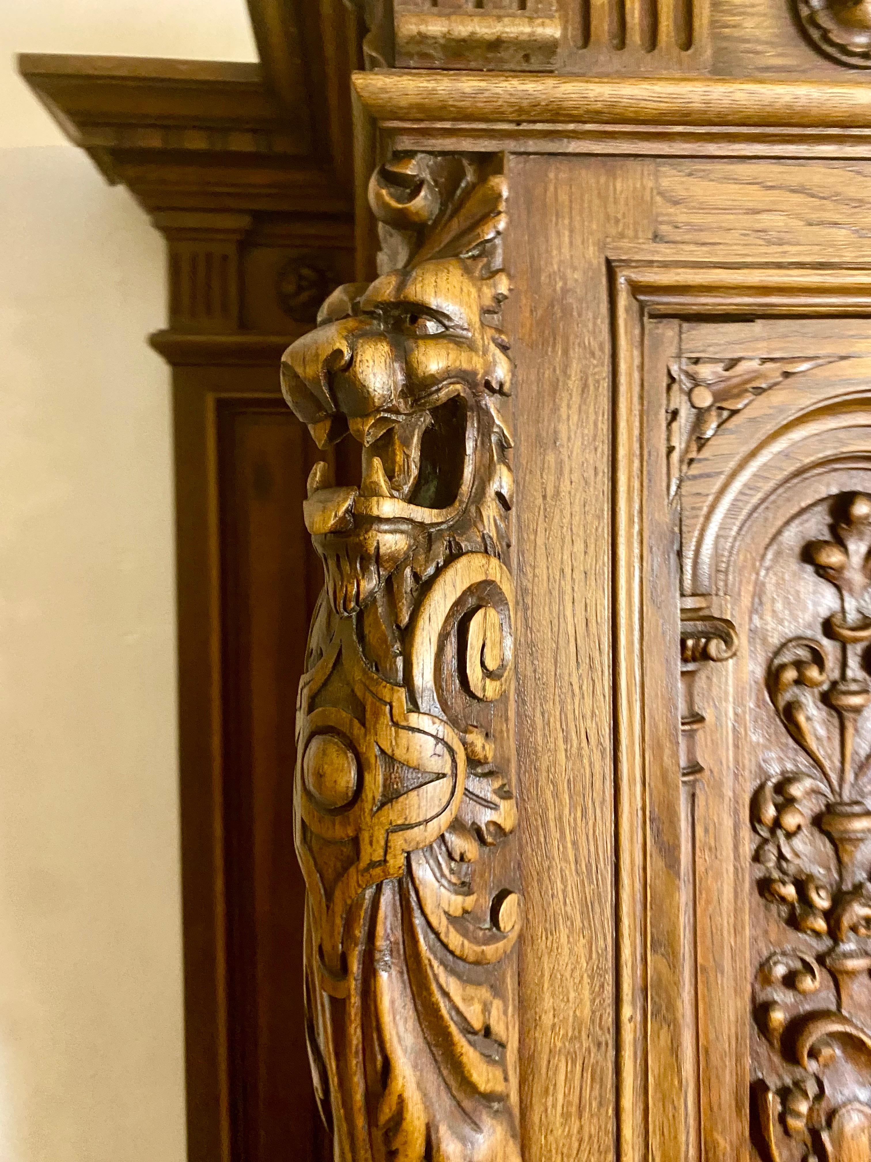 Wonderful castle sideboard, dresser, cabinet, sideboard-credenza in richly carved oak with two-bodies with openings with 2 doors in the upper part and 4 doors in the lower part.
The piece of furniture has 3 drawers carved into belts. The 3 drawers