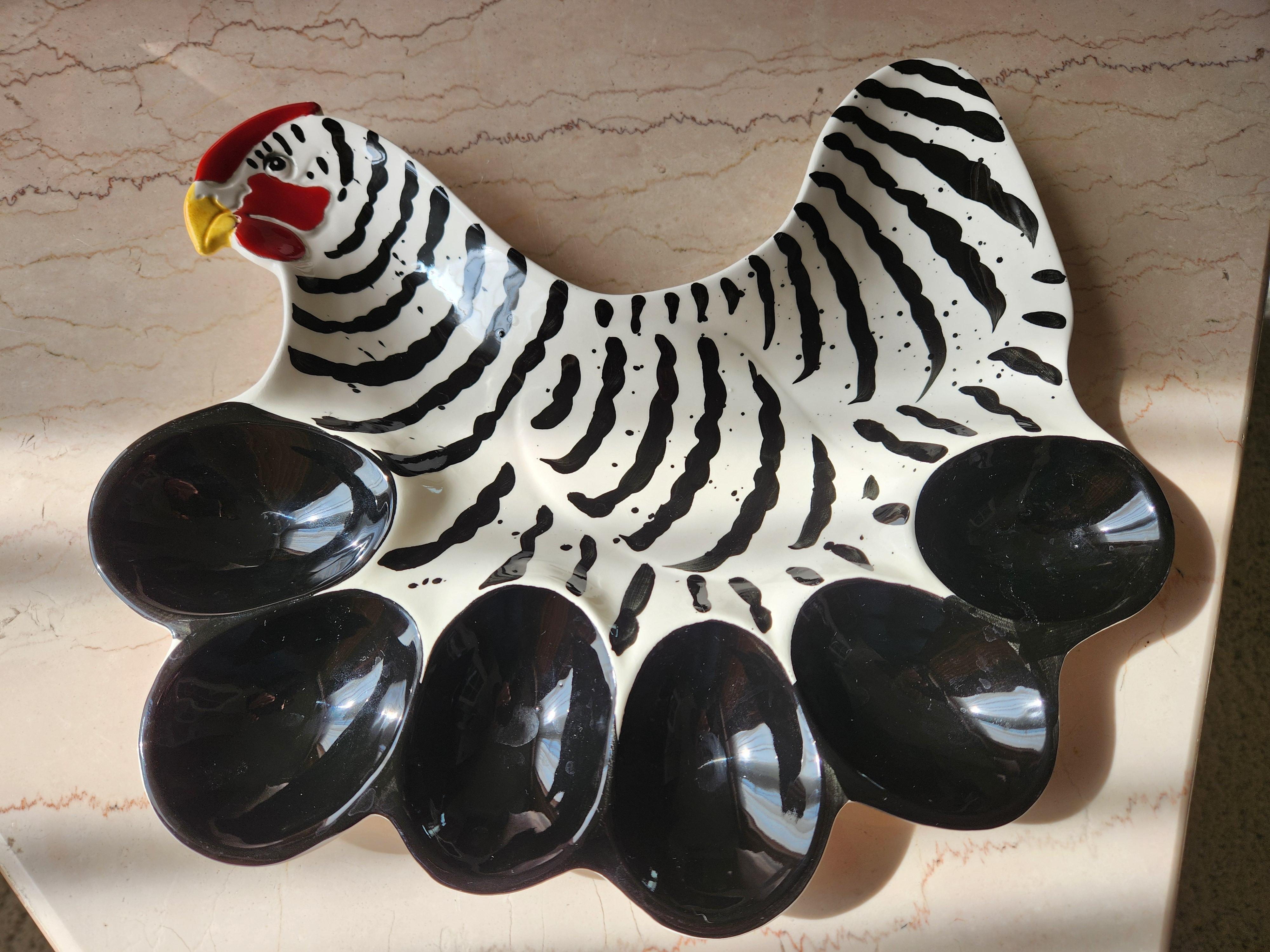 Piatto con uova alla diavola dipinte a mano con le galline francesi in vendita 5