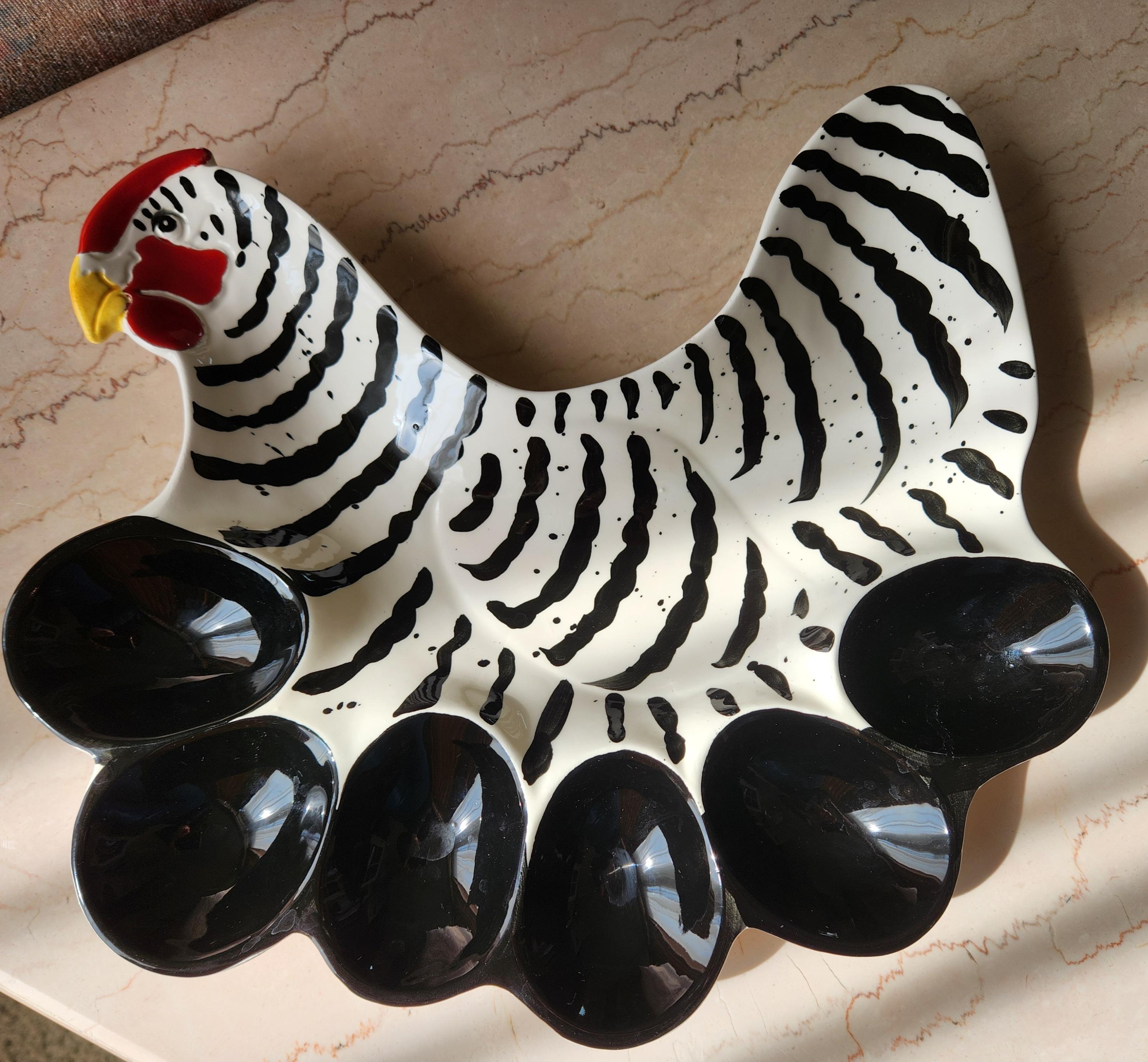 Piatto da portata con uova alla diavola dipinte a mano con le galline francesi
circa 13 x 11,5 x 1
Condizioni originali di usato d'epoca
Fai riferimento alle immagini
Creatore firmato Galline francesi 