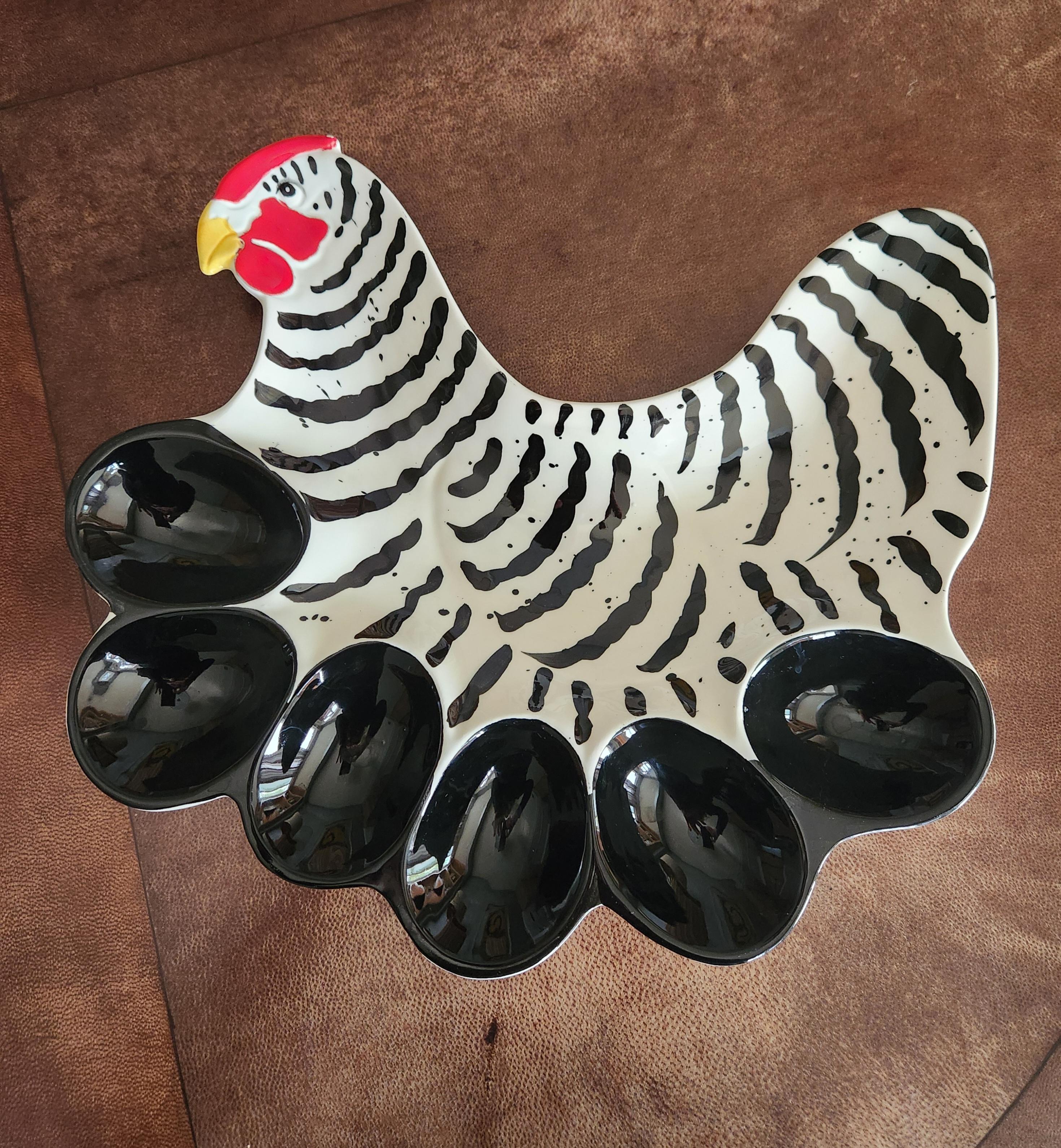 Piatto con uova alla diavola dipinte a mano con le galline francesi In condizioni buone in vendita a Chula Vista, CA