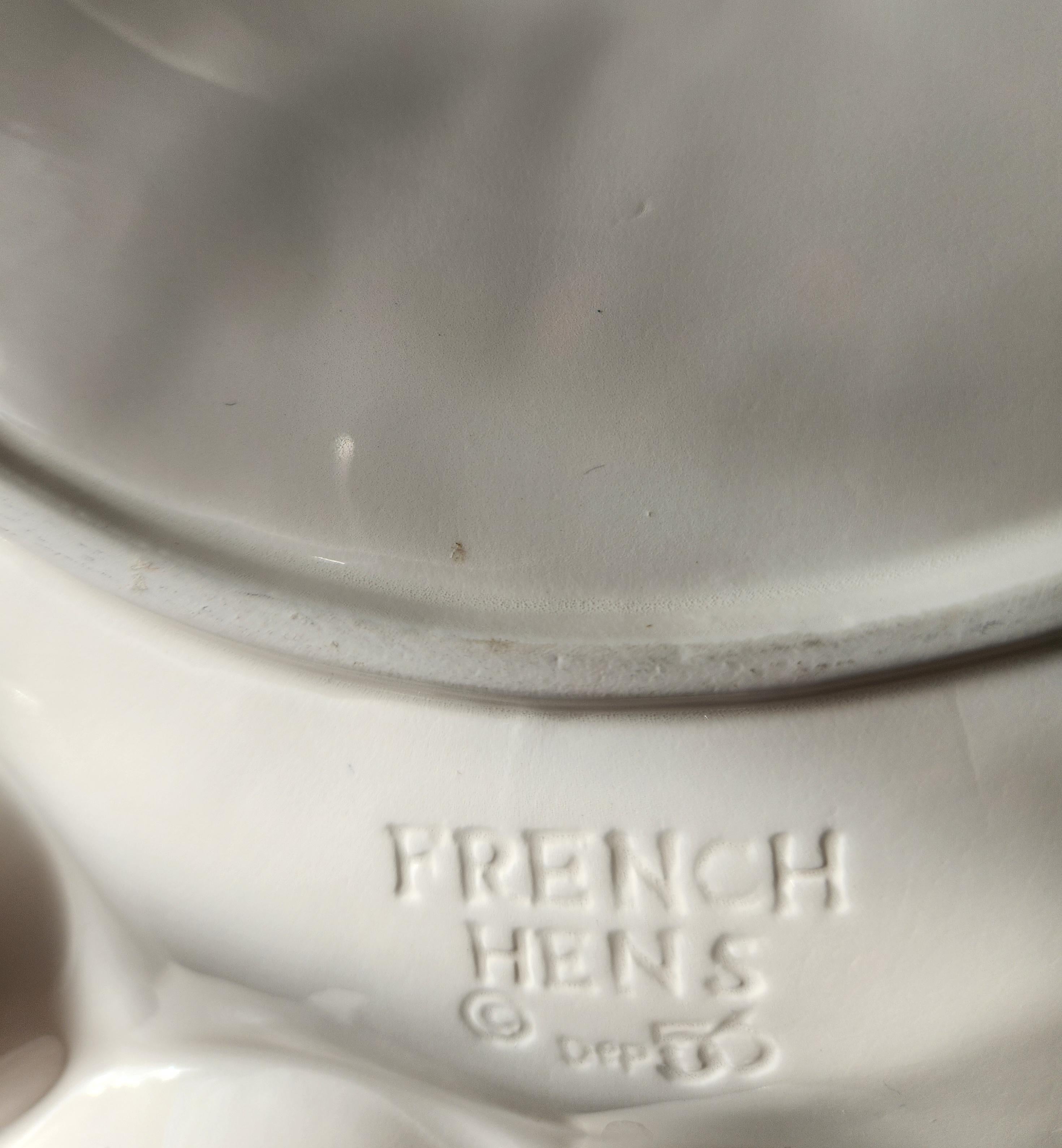 XX secolo Piatto con uova alla diavola dipinte a mano con le galline francesi in vendita