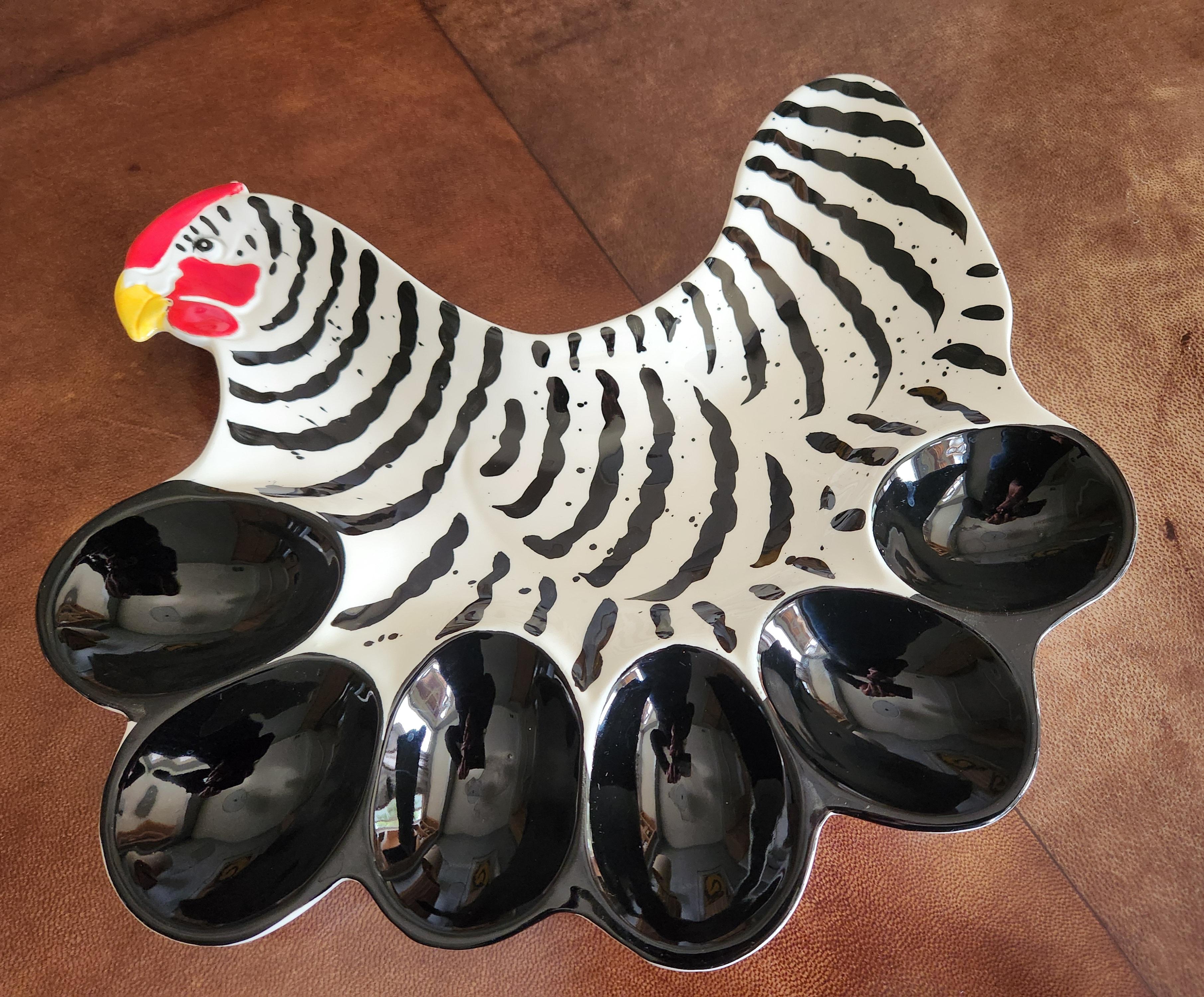 Piatto con uova alla diavola dipinte a mano con le galline francesi in vendita 1