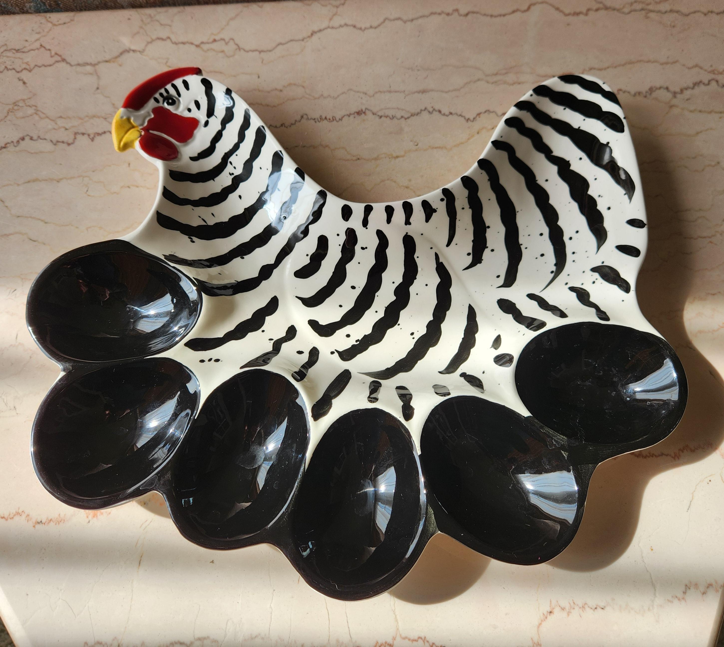 Piatto con uova alla diavola dipinte a mano con le galline francesi in vendita 3