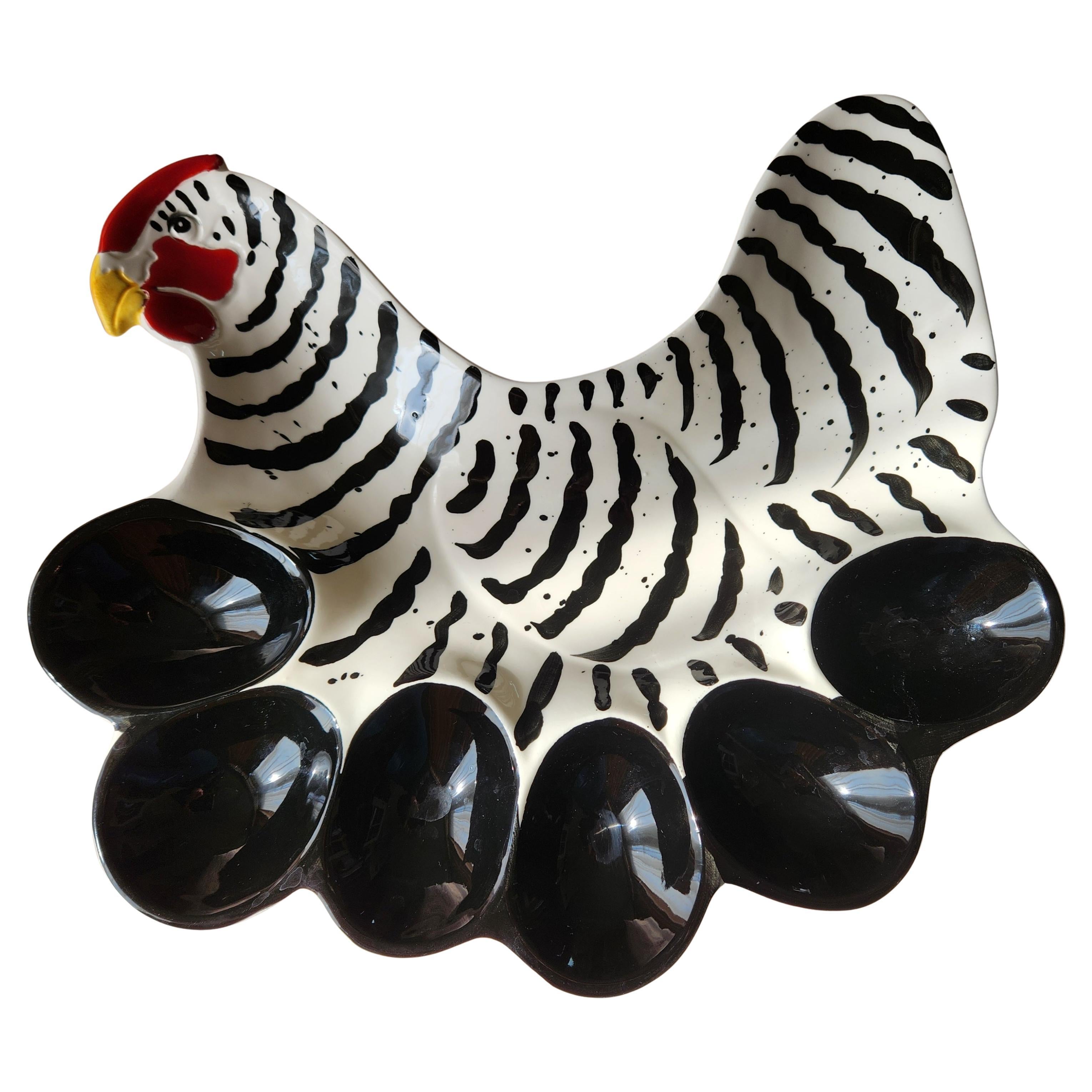 Piatto con uova alla diavola dipinte a mano con le galline francesi in vendita
