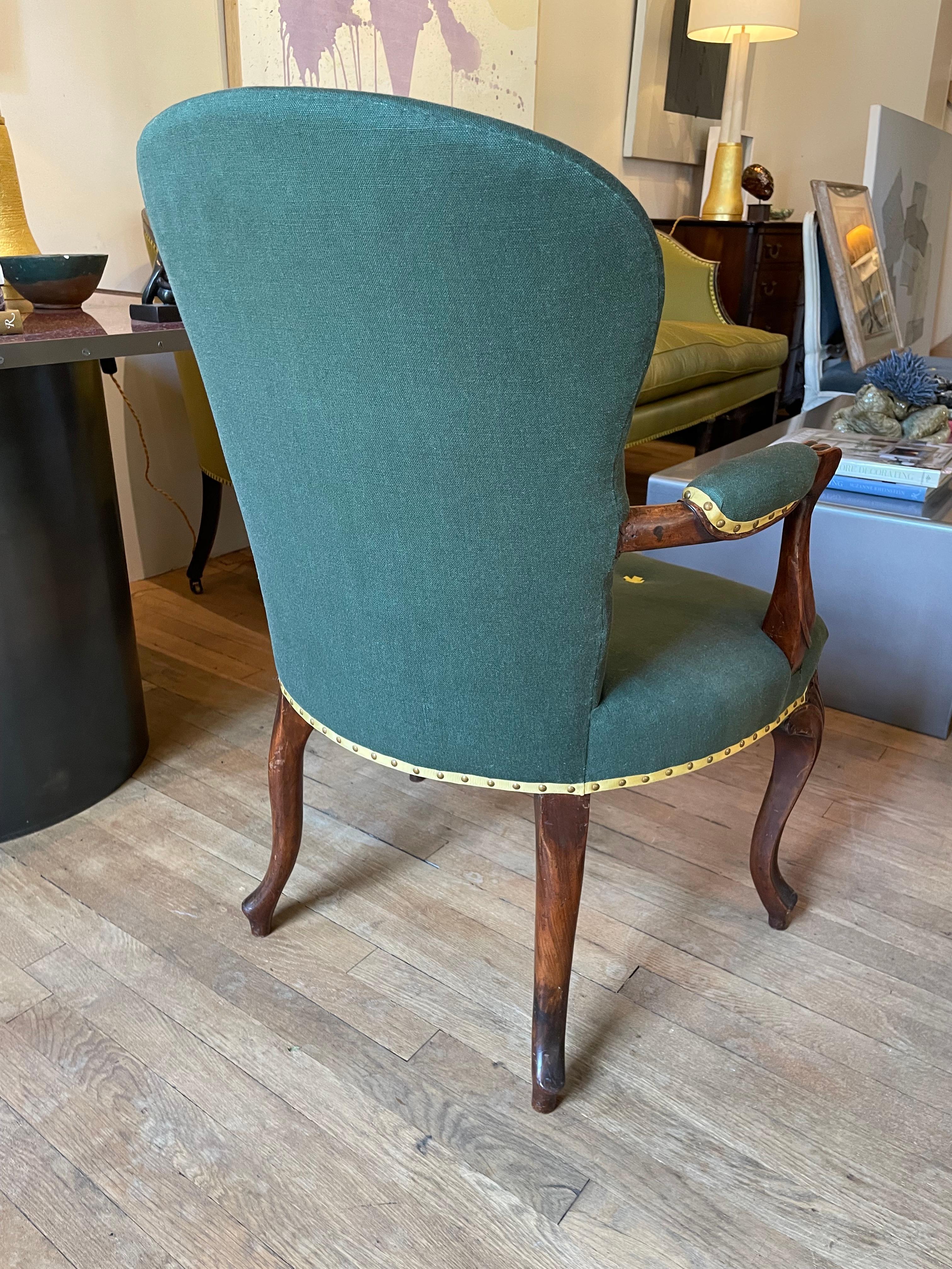French hepplewhite mahogany armchair.
English, circa 1780.
Measures: back height: 36 in. Width: 25 in. Seat depth: 17 in. Seat height: 18 in.
2067B