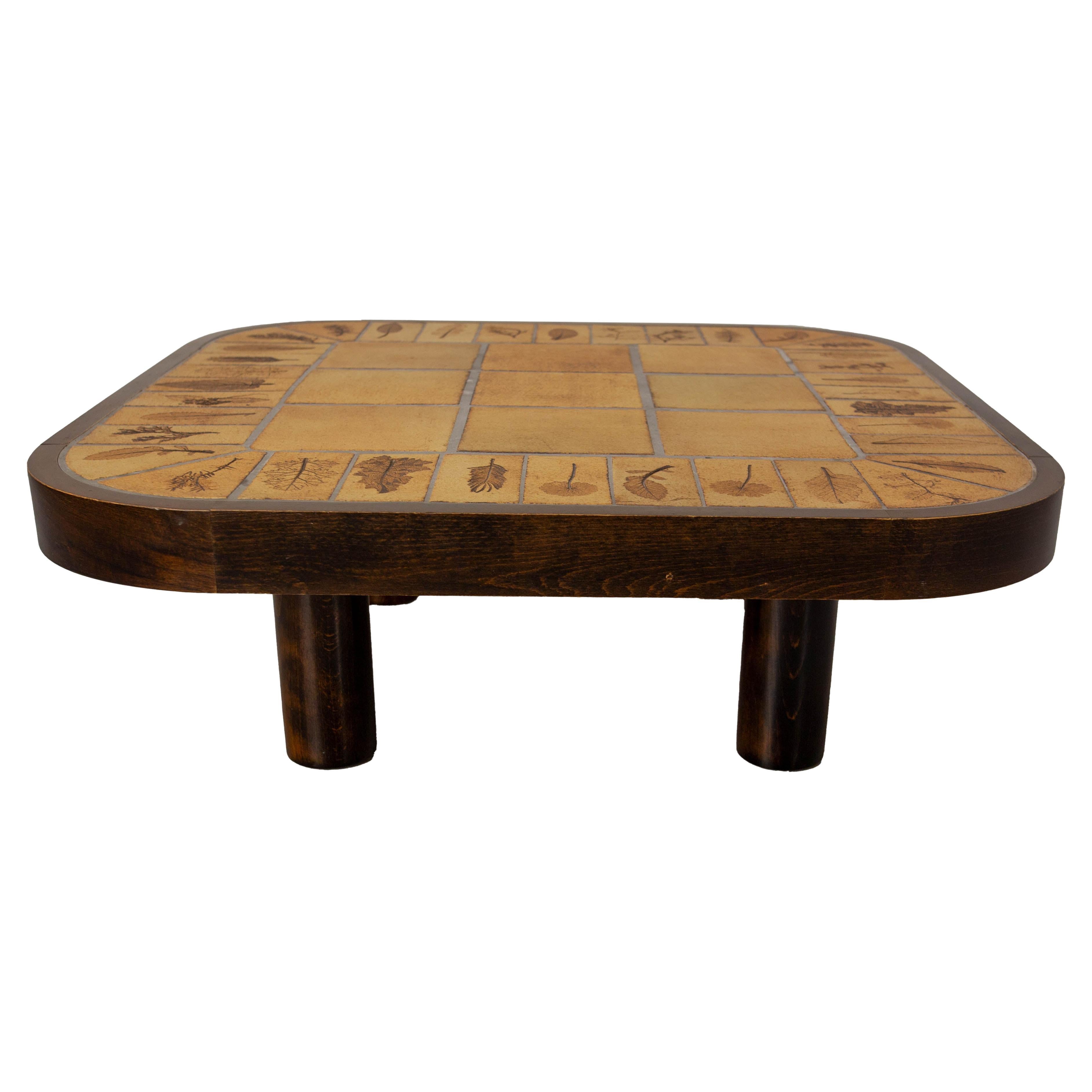 Table basse en bois et céramique faite de carreaux dans le style de Roger Capron.
Fabriqués entre 1960 et 1970.
Les carreaux ont été fabriqués à Vallauris, un village du sud de la France. Ce lieu a rassemblé de nombreux artistes et céramistes des