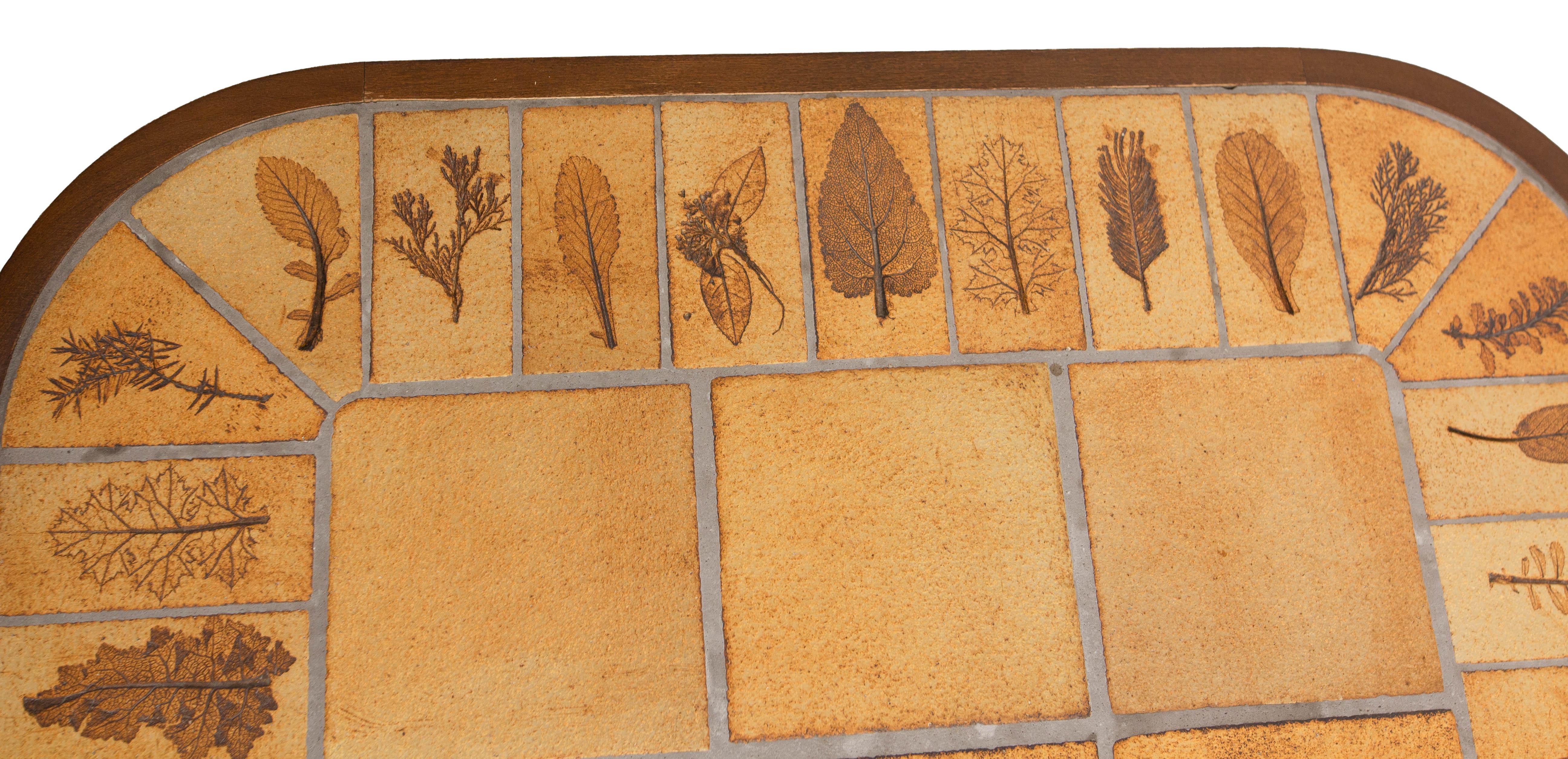 Céramique Table basse en forme d'herbier, carreaux de Vallauris dans le style Capron, circa 1970 en vente