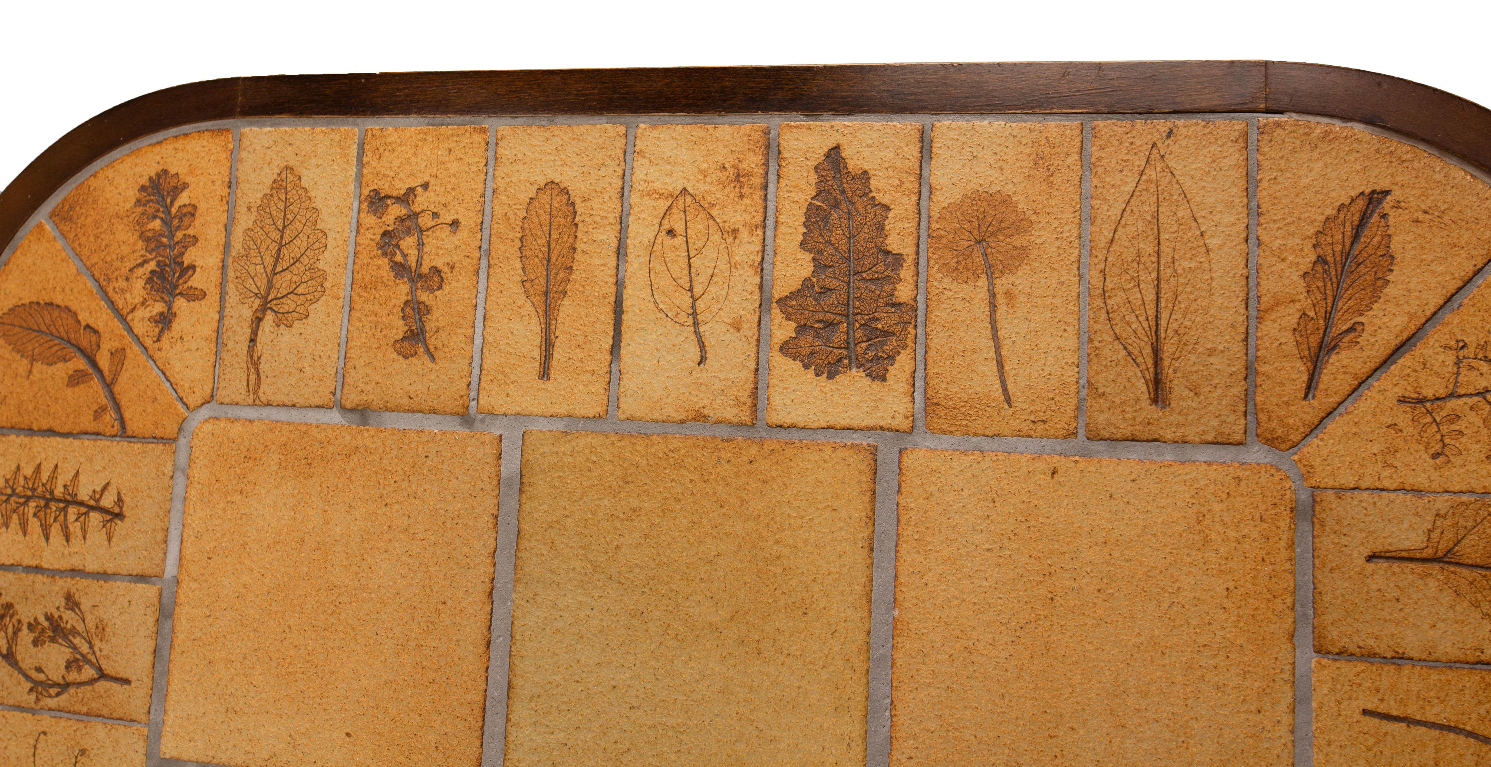 Table basse en forme d'herbier, carreaux de Vallauris dans le style Capron, circa 1970 en vente 1