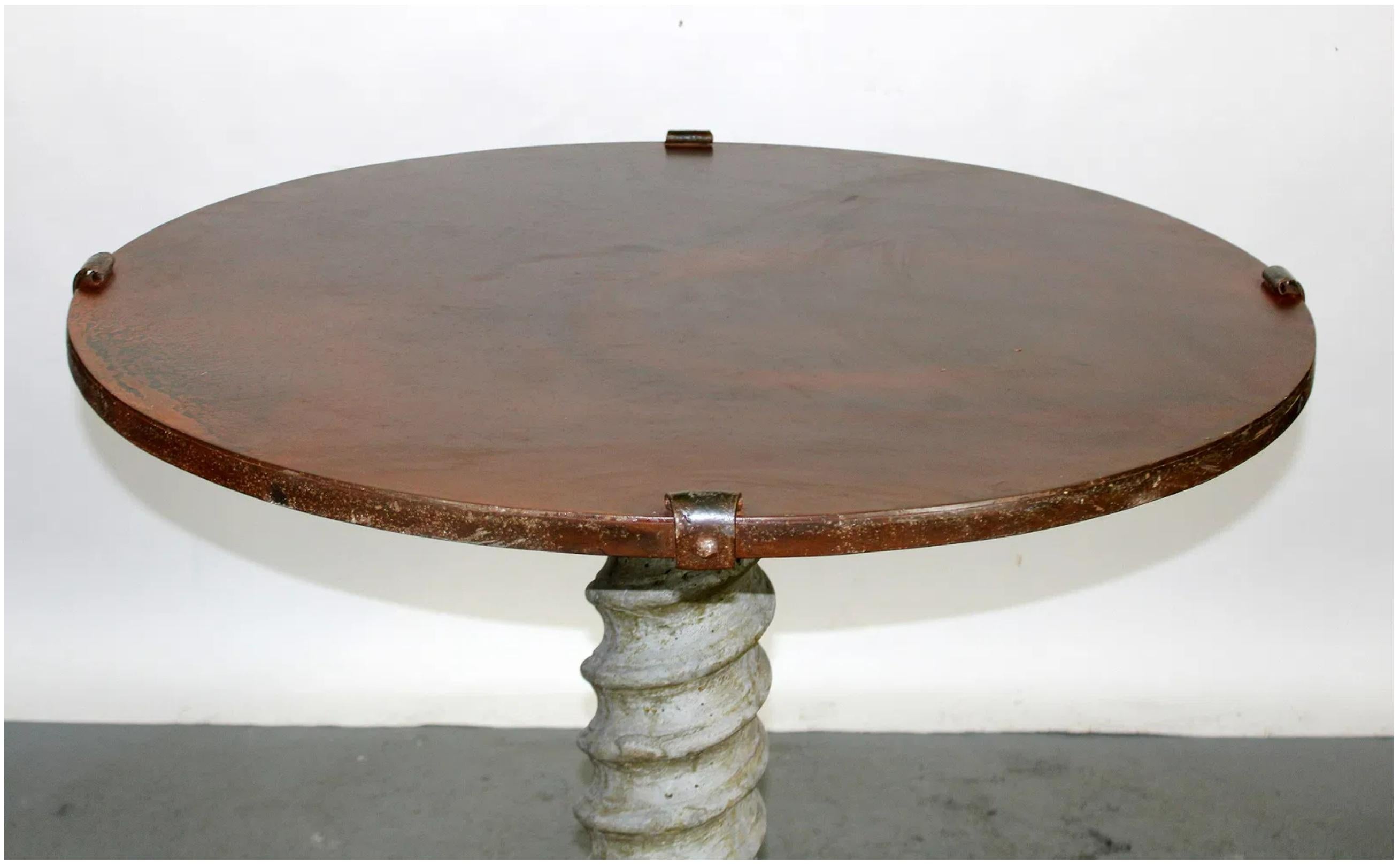 Table de foyer du patrimoine français sur un socle en pierre moulée en spirale avec un plateau rond en fer. Le plateau en fer présente une belle patine, il serait parfait pour un jardin ainsi que pour l'entrée ou le foyer. La bande de fer est fixée