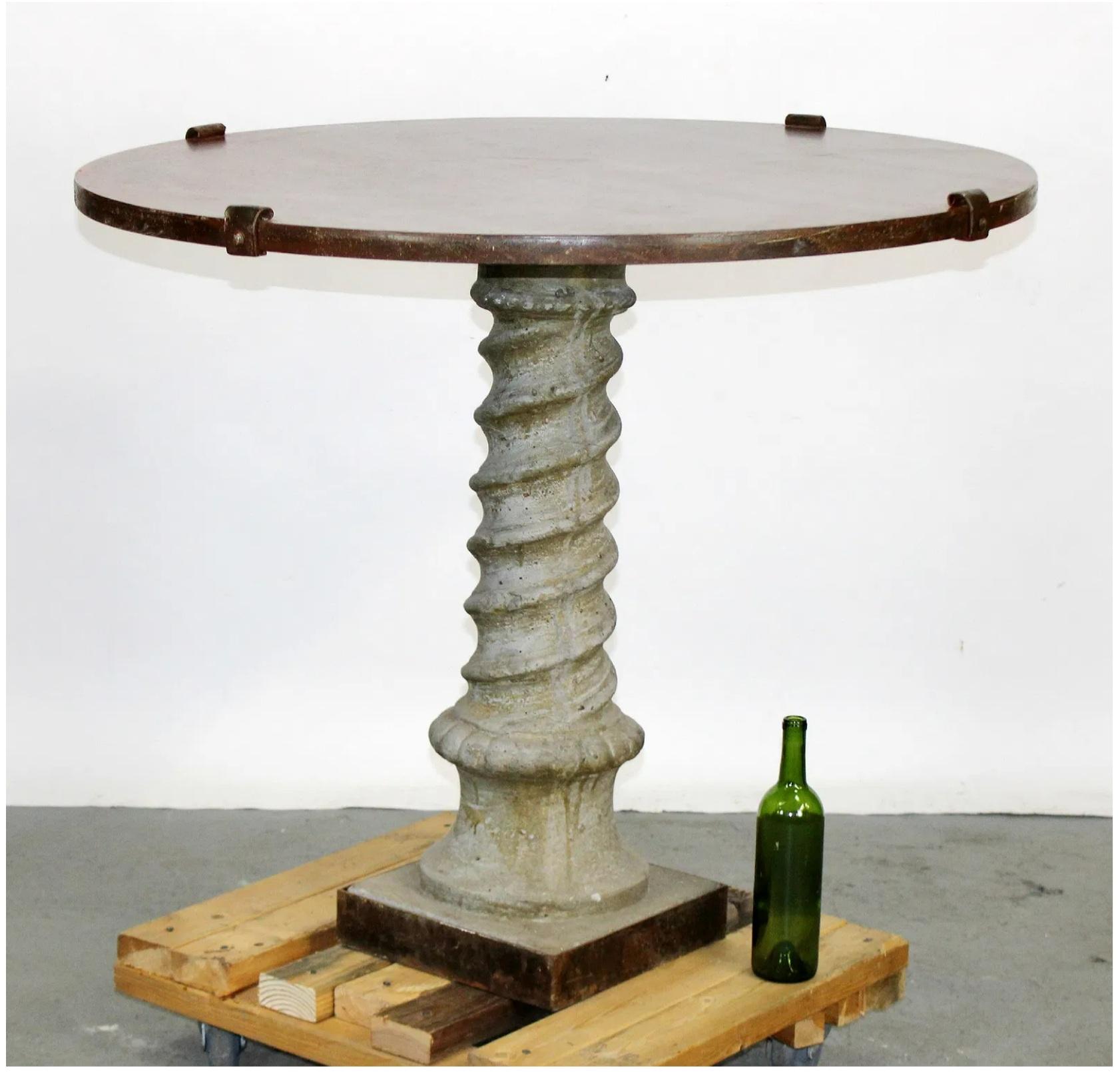 Table d'entrée du patrimoine français avec base à piédestal en pierre moulée et plateau en fer Bon état - En vente à Chicago, IL