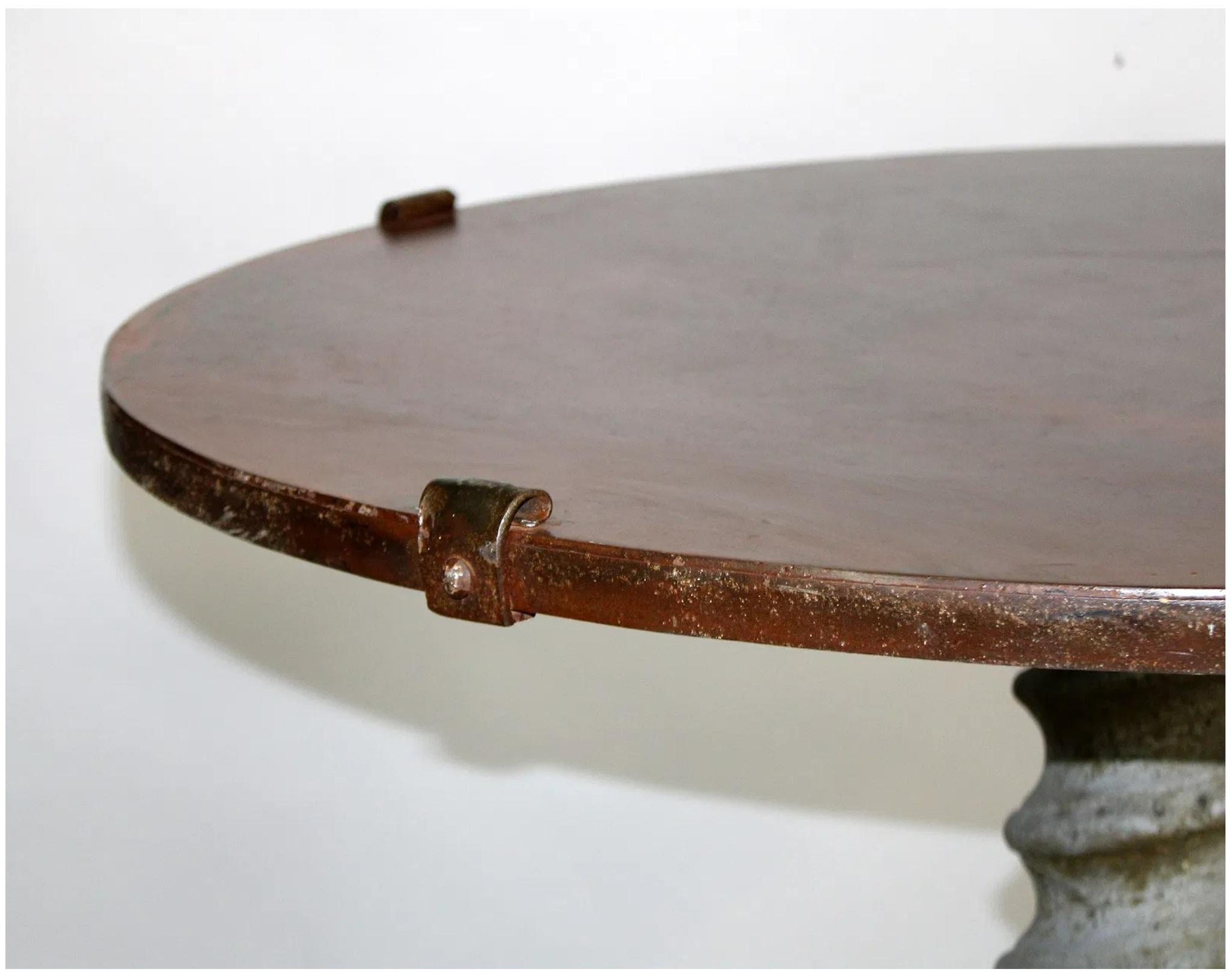 20ième siècle Table d'entrée du patrimoine français avec base à piédestal en pierre moulée et plateau en fer en vente