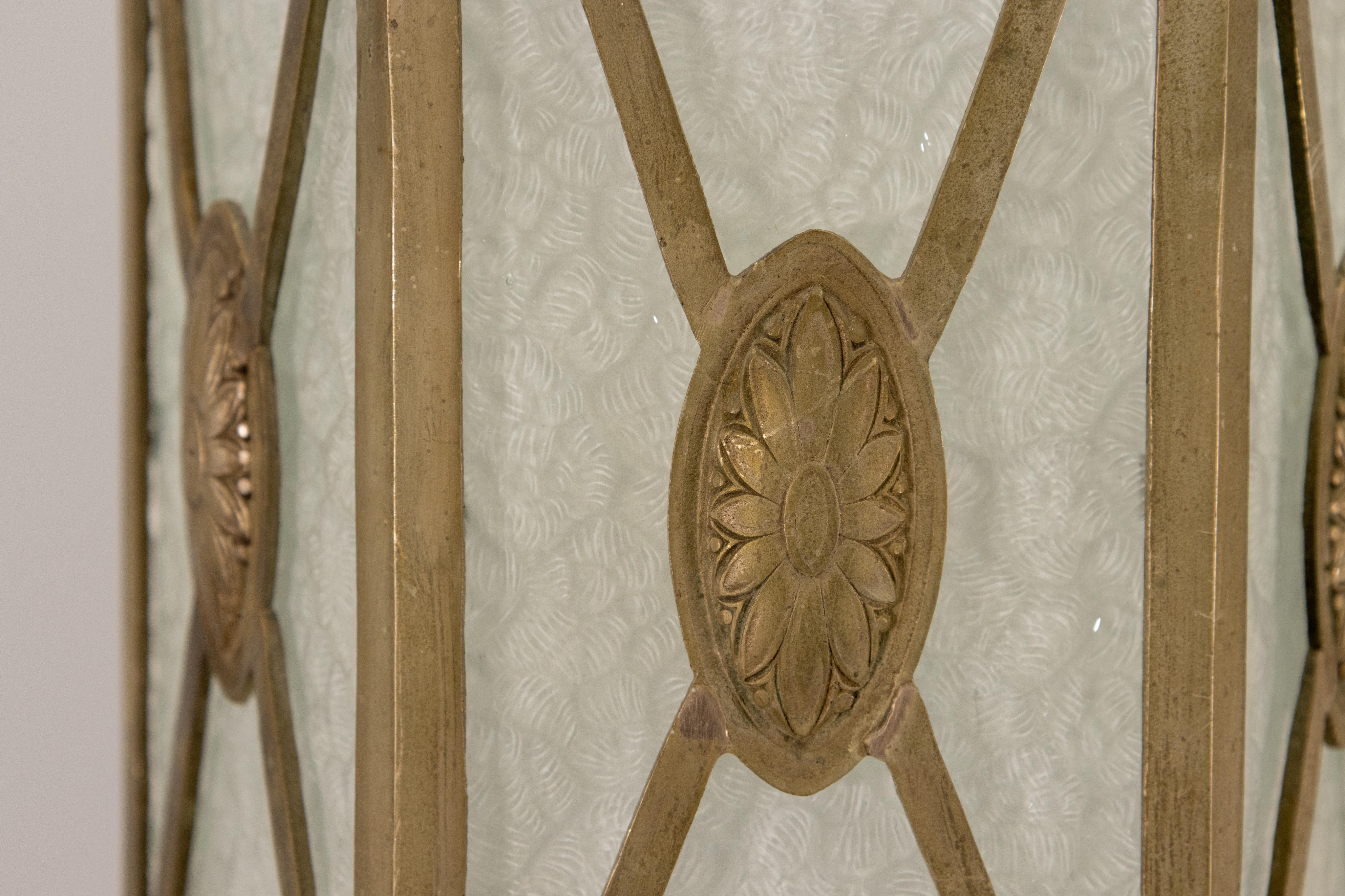 Lanterne hexagonale française en bronze et verre texturé dépoli, années 1920 en vente 7
