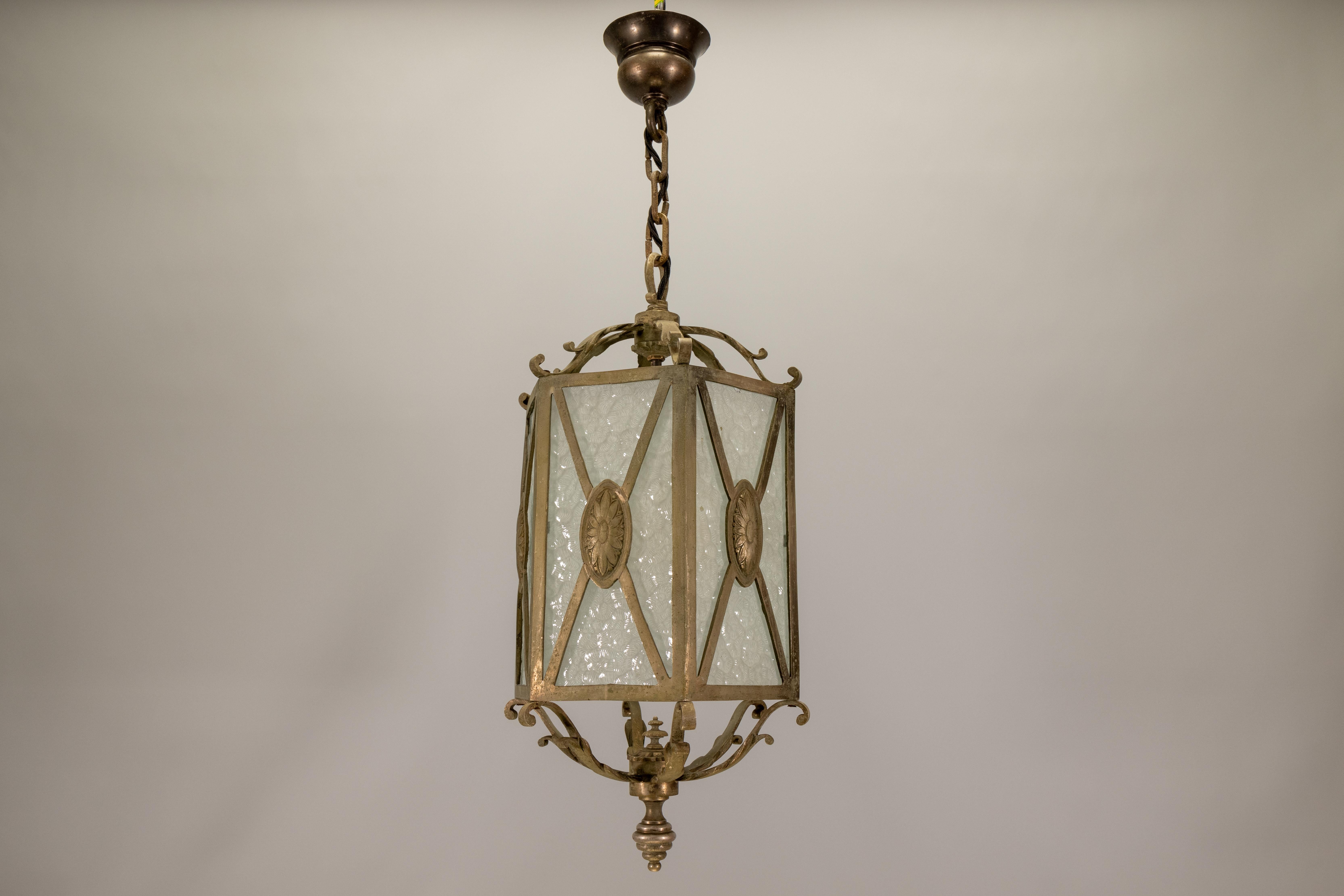 Lanterne hexagonale en bronze français avec verre texturé dépoli, années 1920 - une élégante lampe suspendue d'inspiration néoclassique.

Une élégante lanterne hexagonale française des années 1920, fabriquée en bronze avec des panneaux en verre