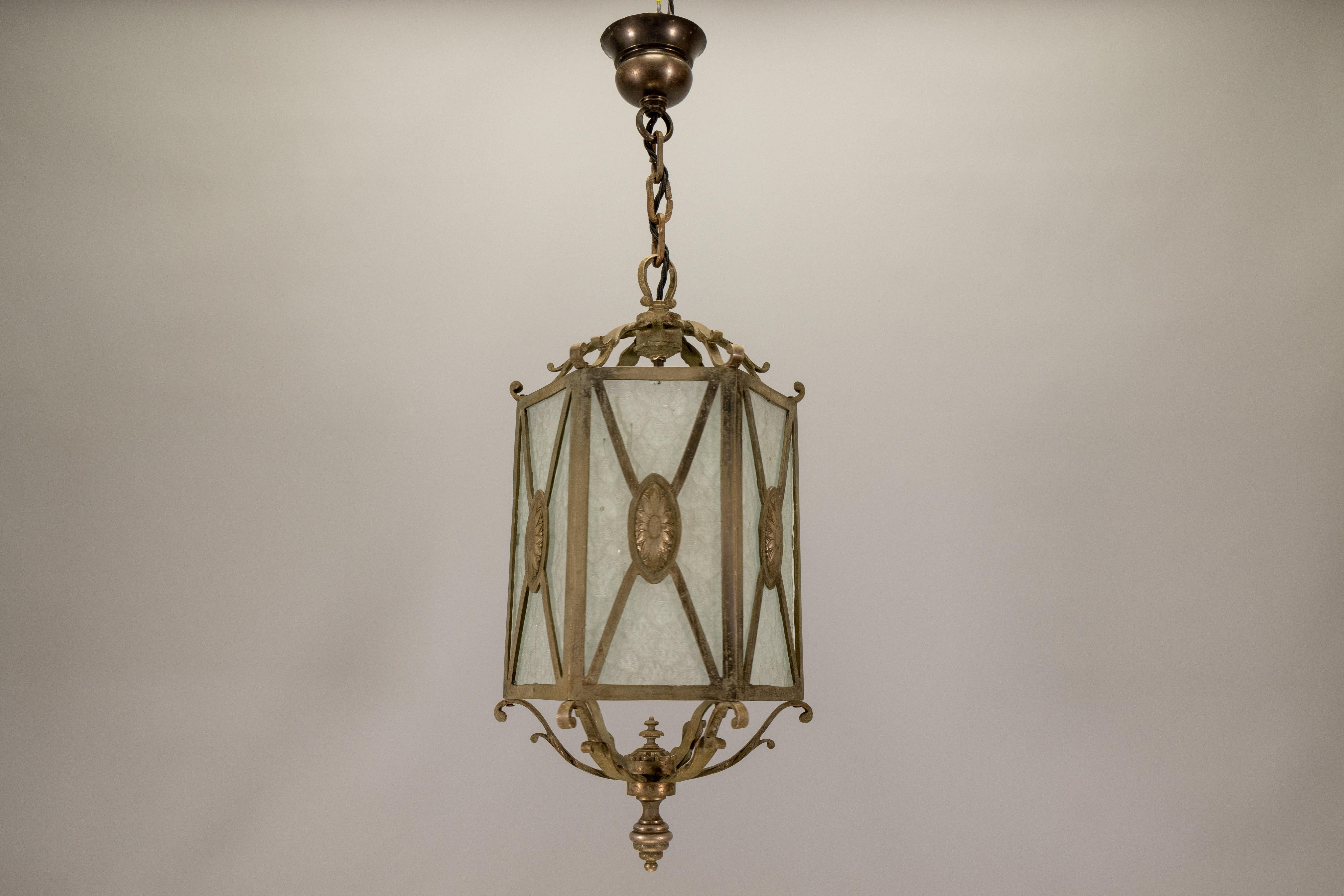 Néoclassique Lanterne hexagonale française en bronze et verre texturé dépoli, années 1920 en vente