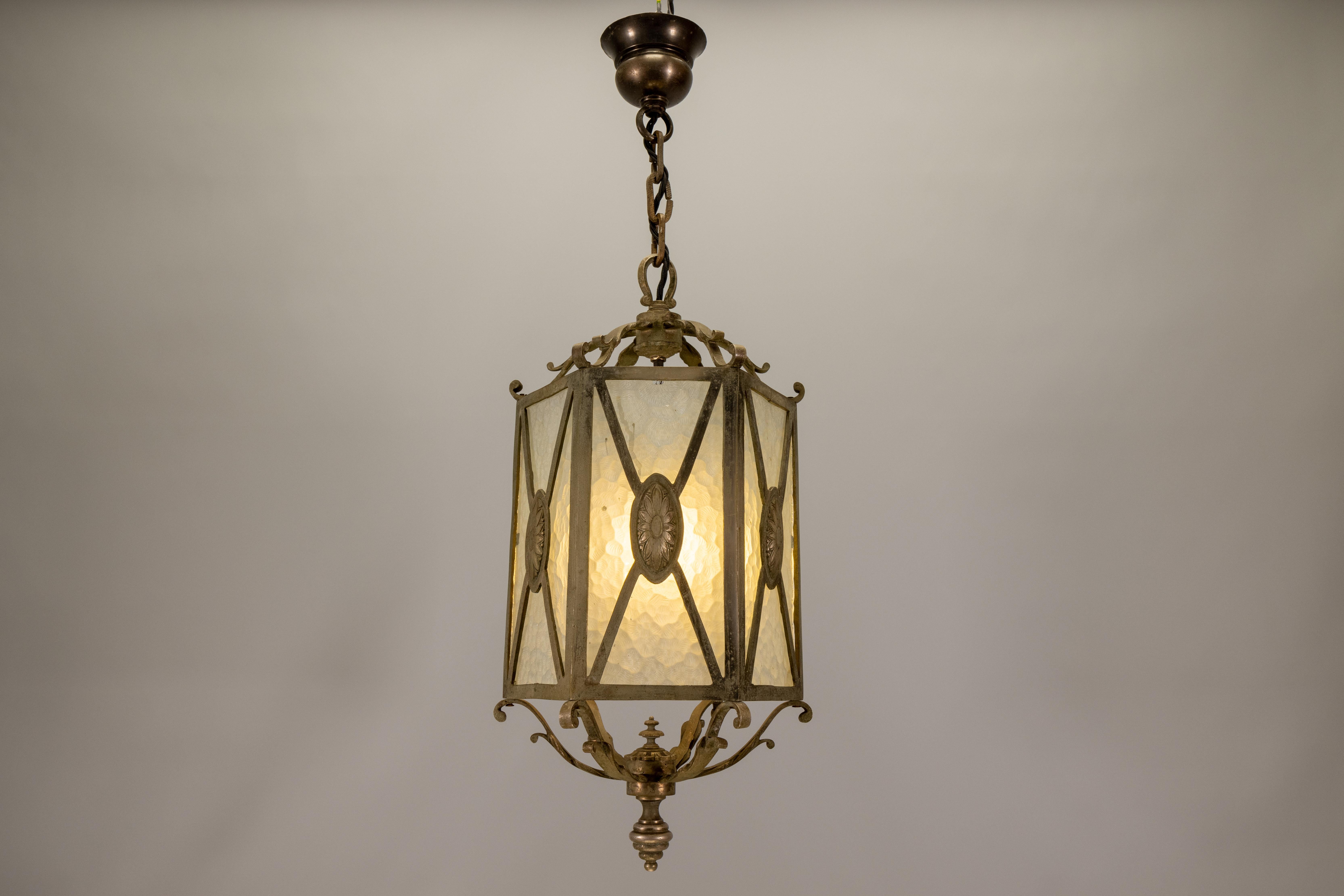 Français Lanterne hexagonale française en bronze et verre texturé dépoli, années 1920 en vente