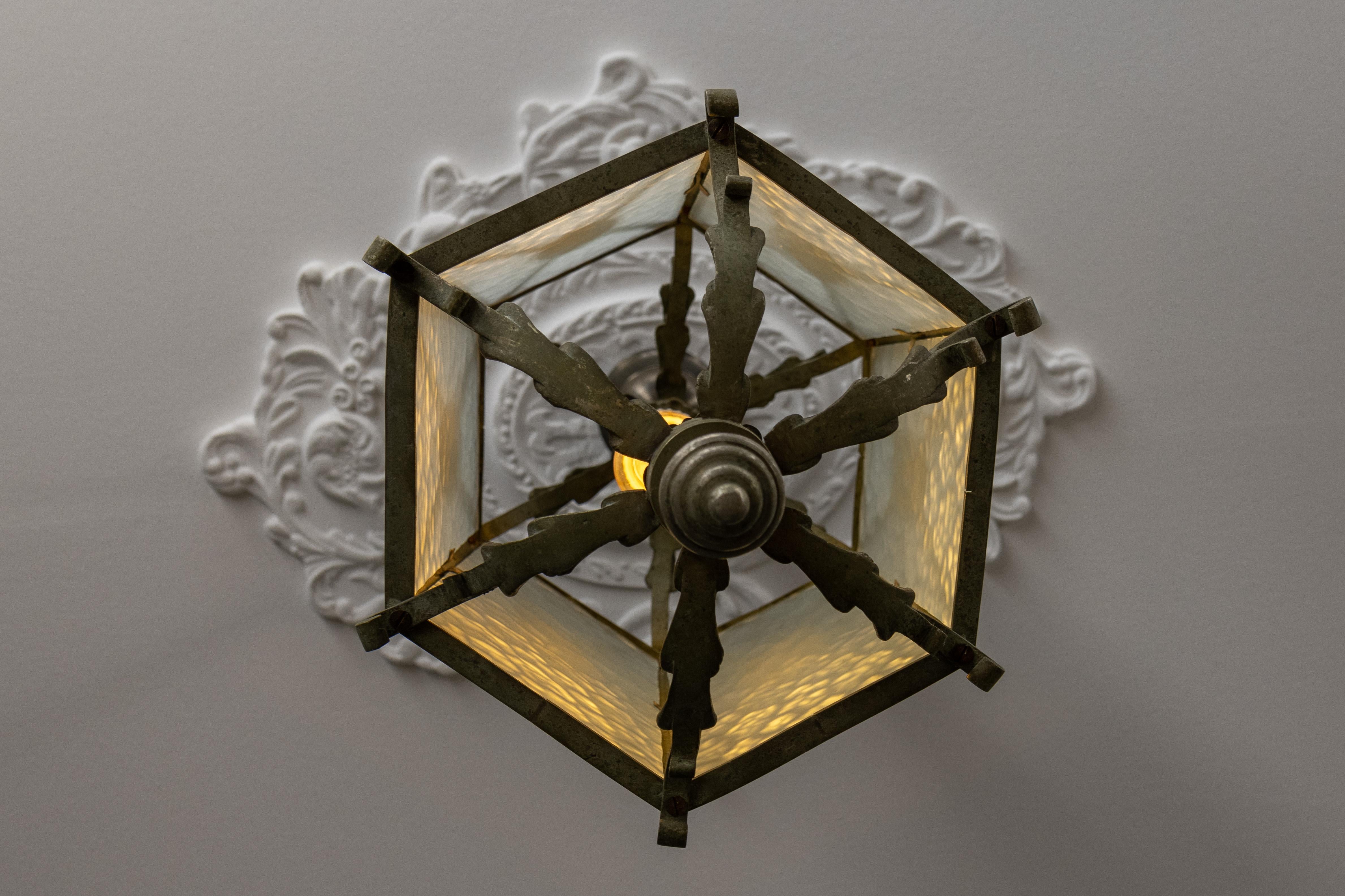 Lanterne hexagonale française en bronze et verre texturé dépoli, années 1920 Bon état - En vente à Barntrup, DE