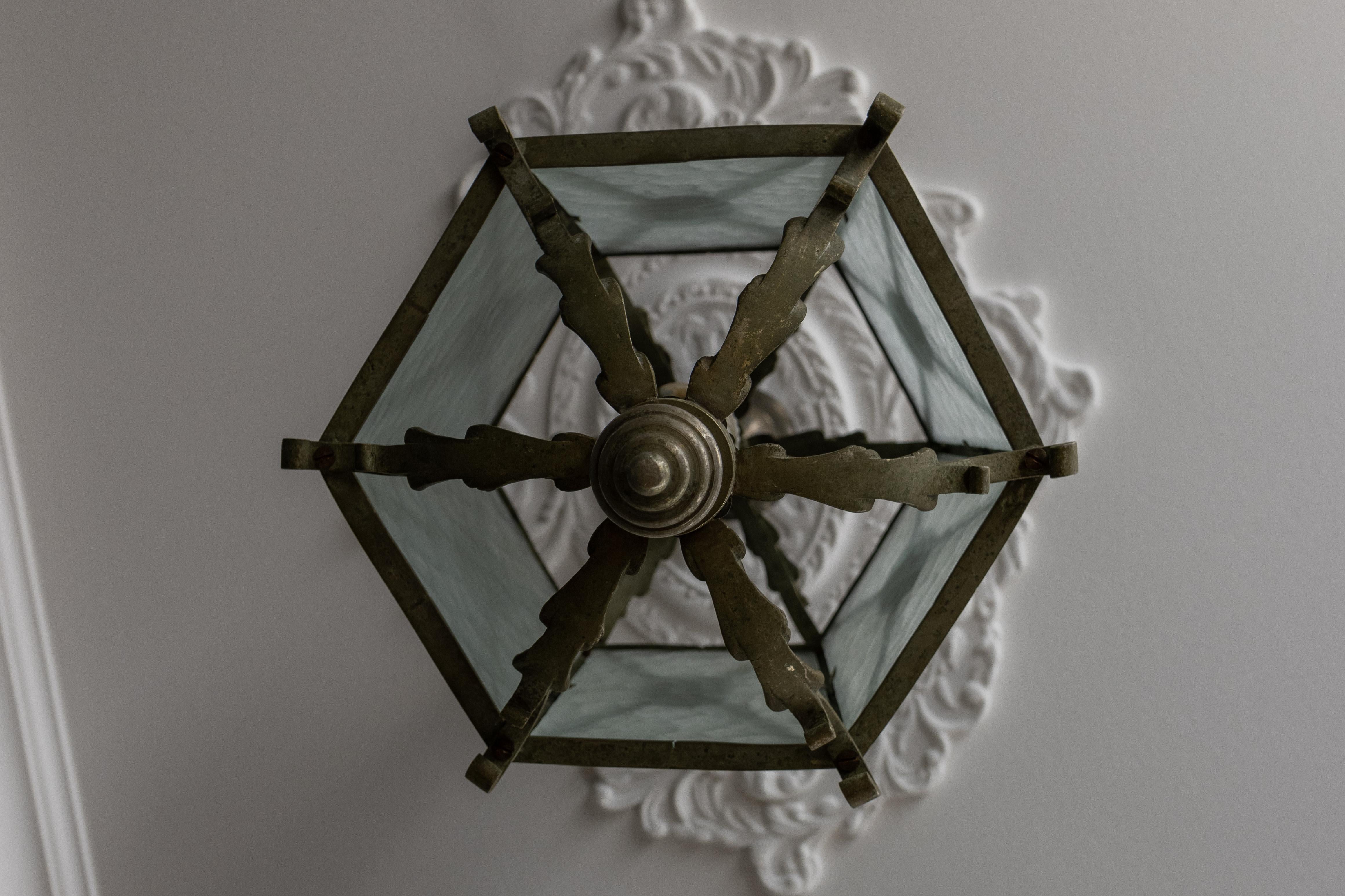 Début du 20ème siècle Lanterne hexagonale française en bronze et verre texturé dépoli, années 1920 en vente