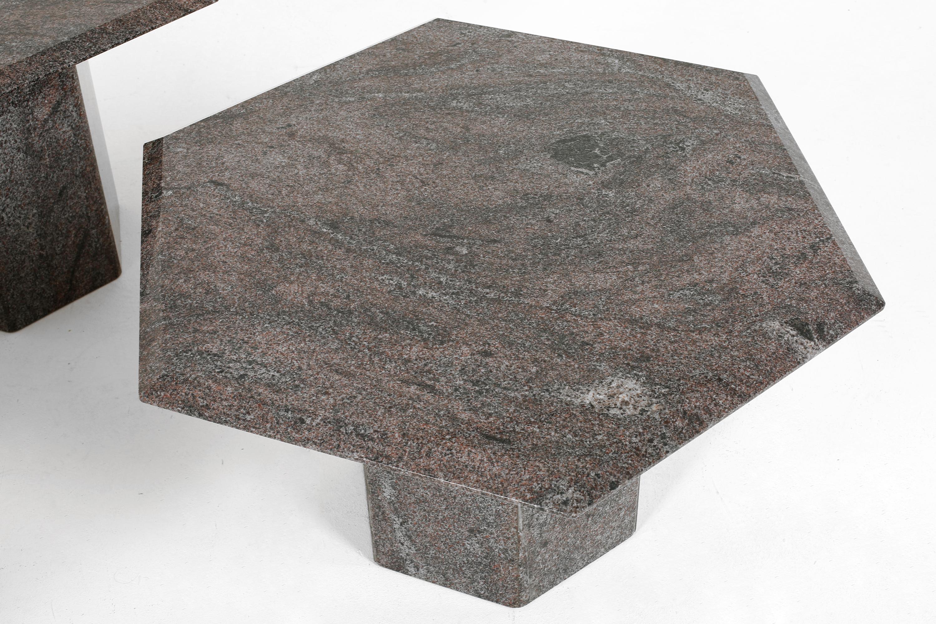 Tables d'appoint hexagonales françaises des années 1970 en marbre et granit Excellent état - En vente à London, GB