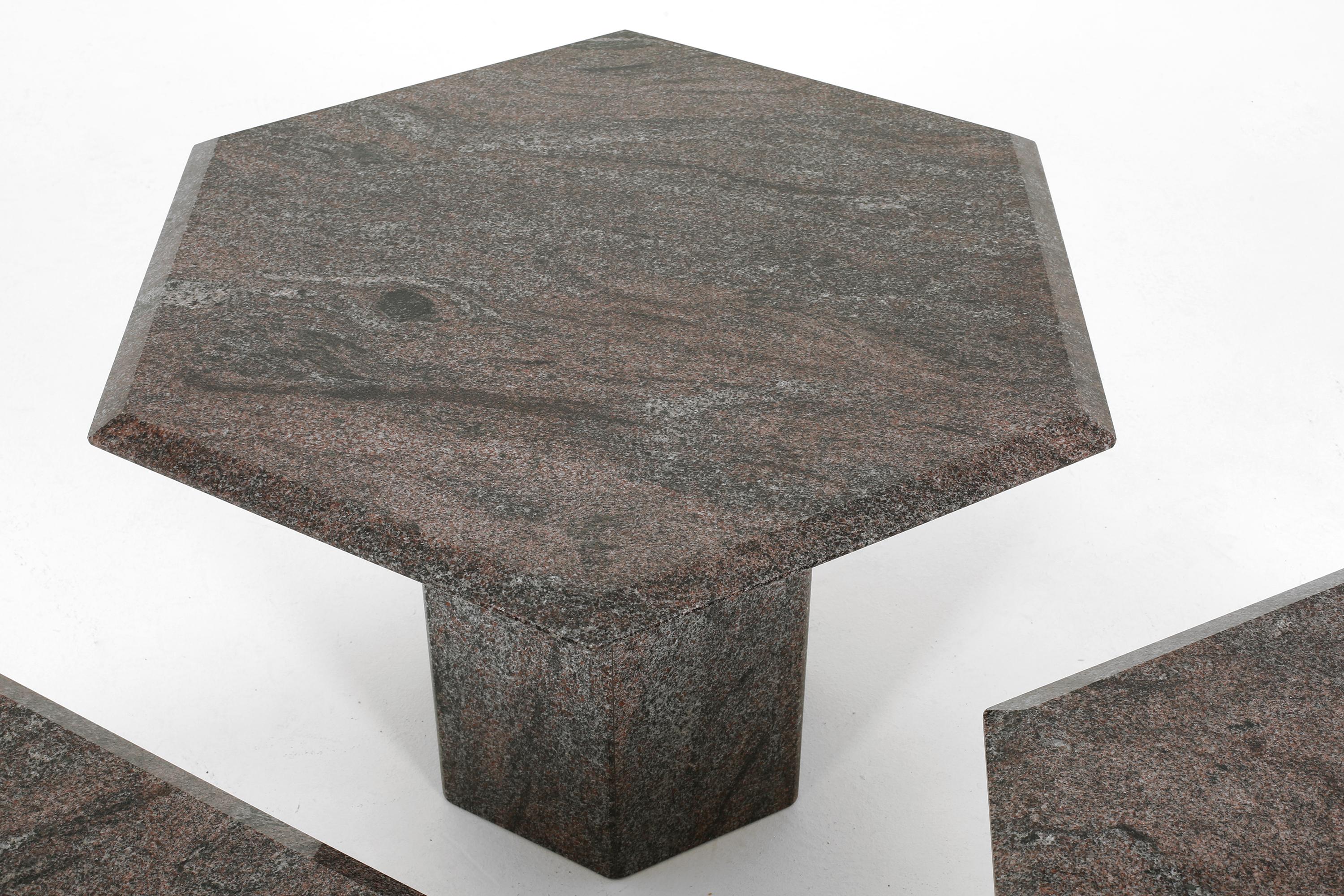 Fin du 20e siècle Tables d'appoint hexagonales françaises des années 1970 en marbre et granit en vente