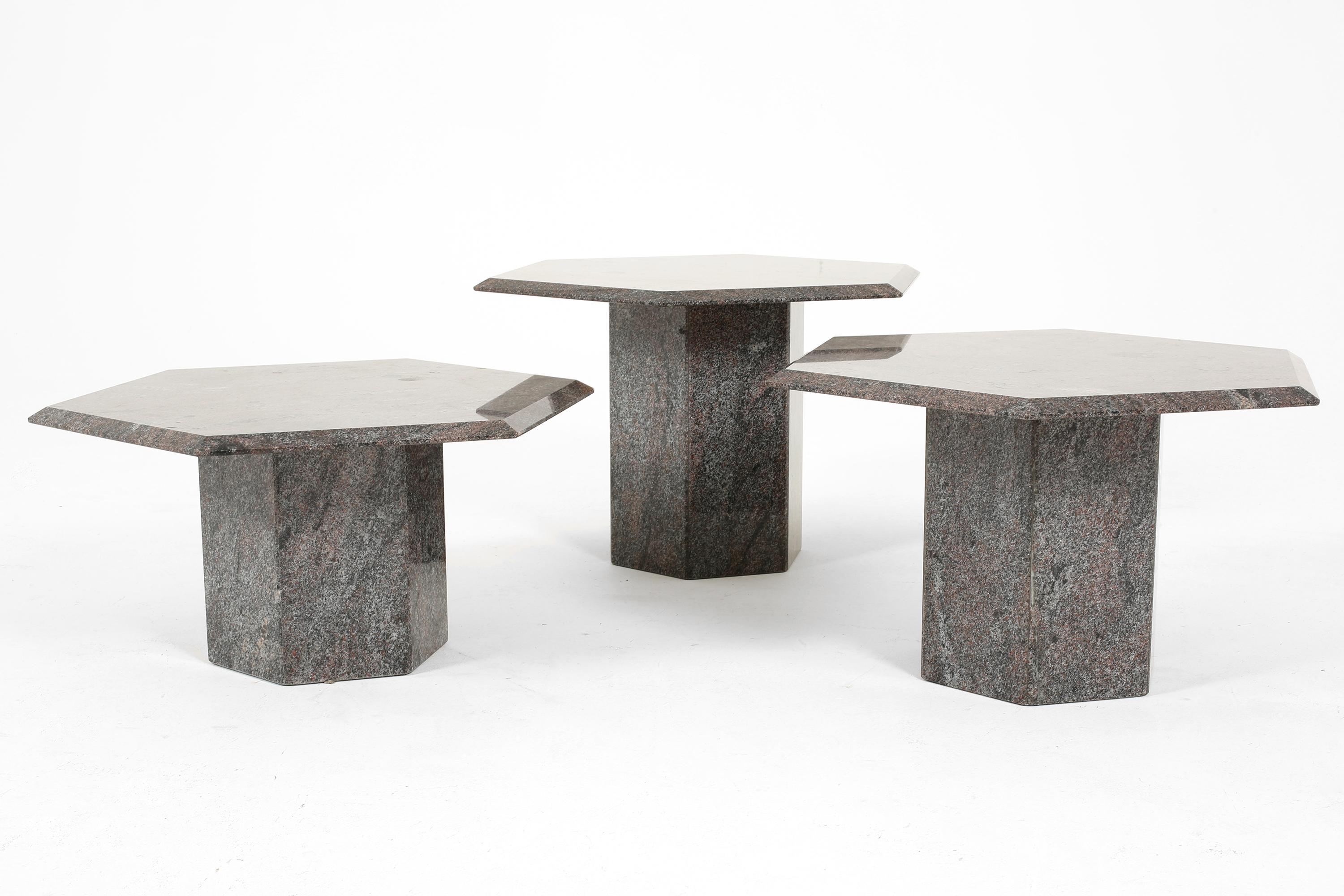 Französische sechseckige Beistelltische aus Stein ca. 1970er Jahre Marmor Granit im Angebot 4